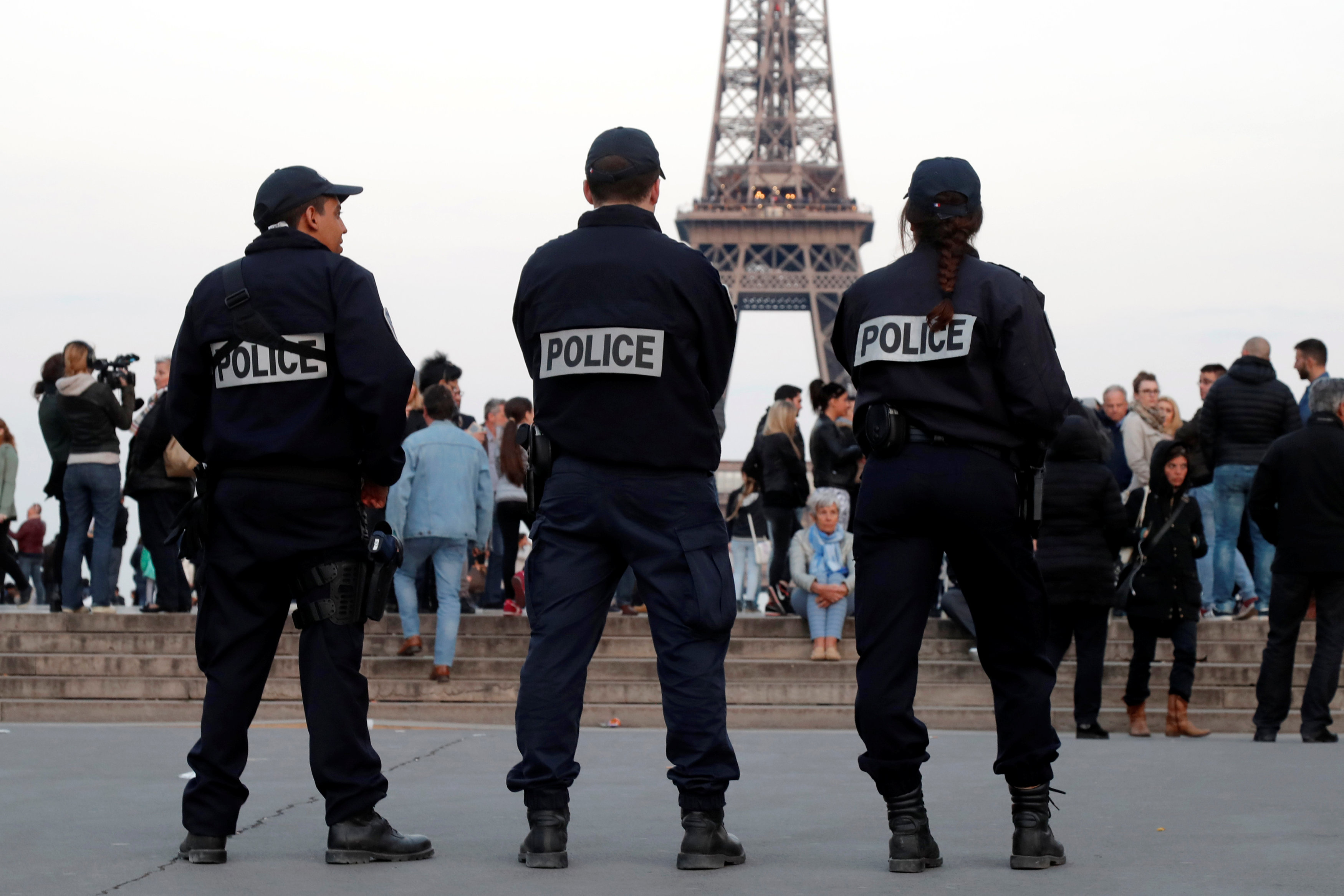 Άνδρας απείλησε με μαχαίρι αστυνομικό σε σιδηροδρομικό σταθμό στο Παρίσι