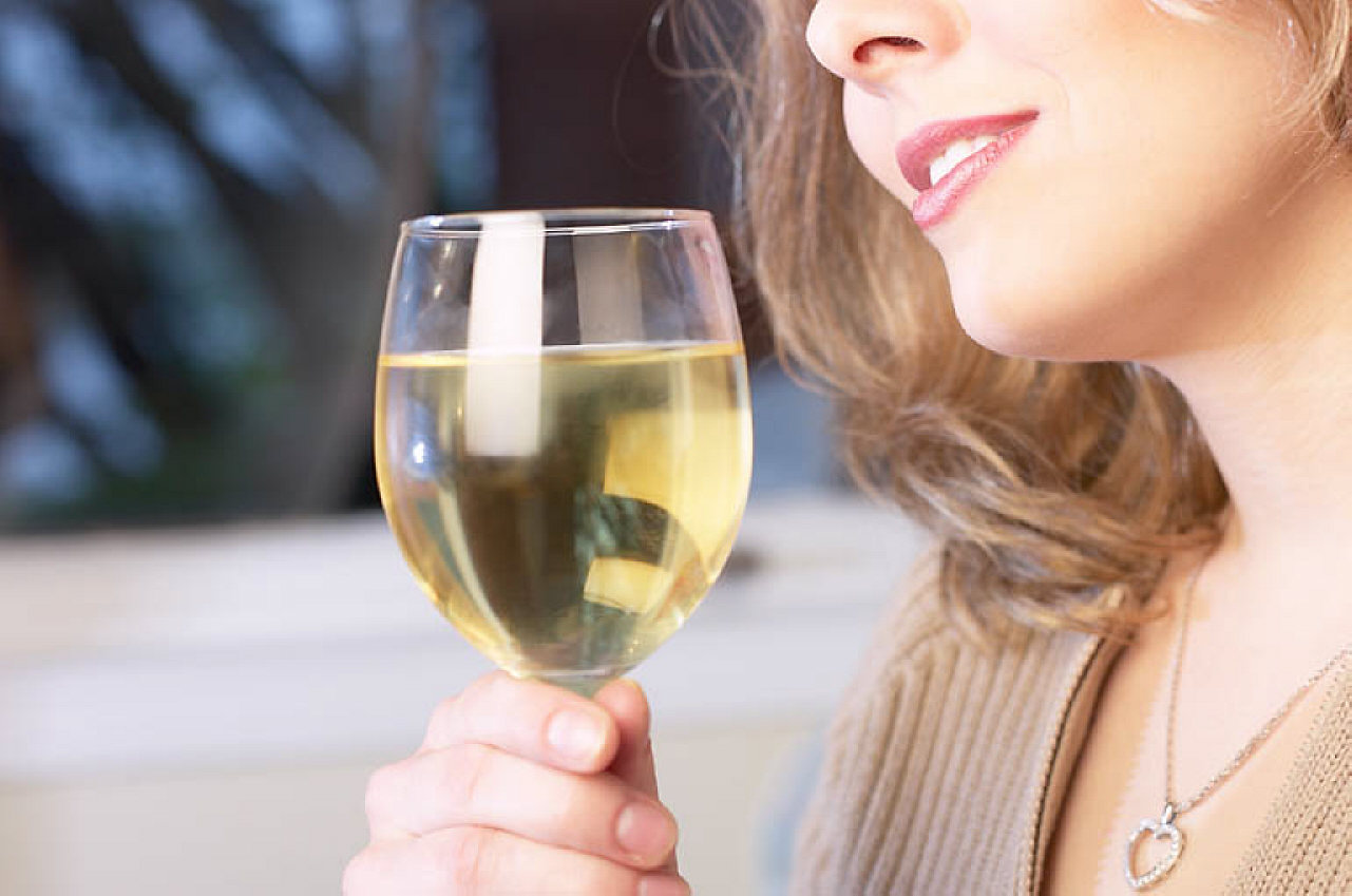 Το λευκό κρασί αυξάνει τον κίνδυνο εκδήλωσης ροδόχρου ακμής