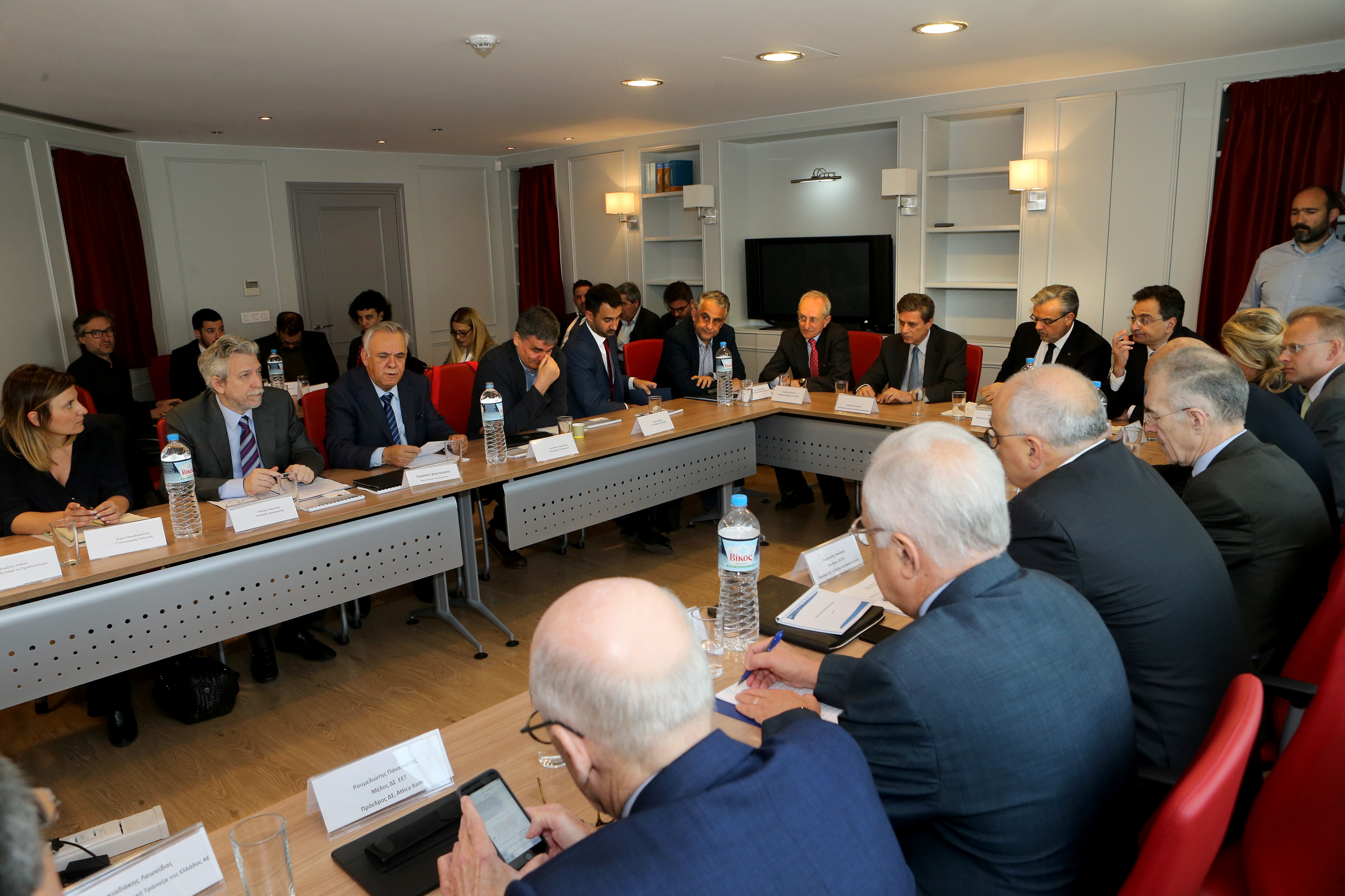 Να ενθαρρύνουν σημαντικές επενδύσεις ζήτησε από τις τράπεζες ο Δραγασάκης