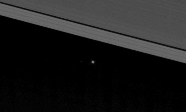 Το Cassini βλέπει τη Γη ανάμεσα στους δακτύλιους του Κρόνου