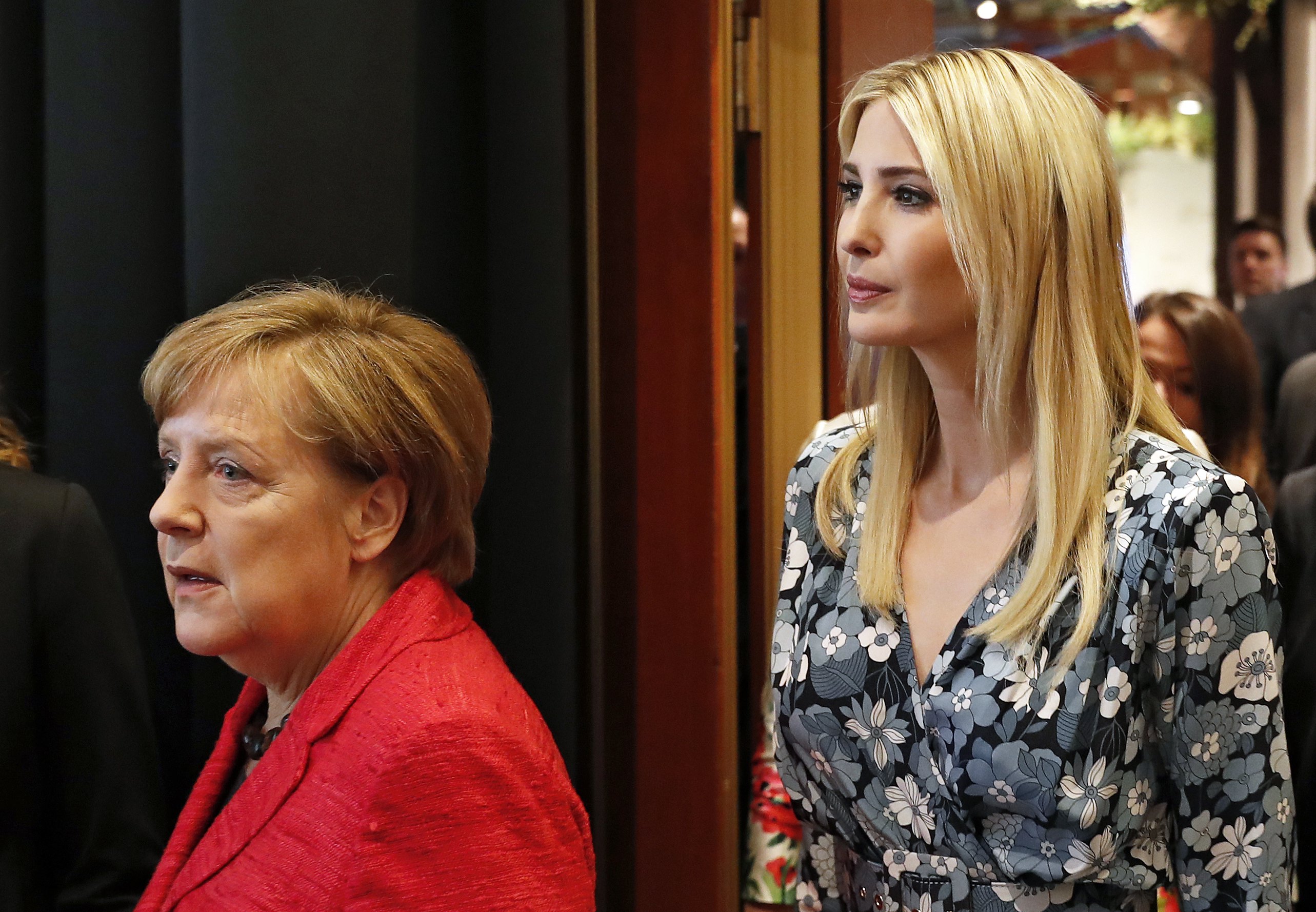 Υπερασπιστής των γυναικών ο Τραμπ λέει η Ιβάνκα και αποδοκιμάζεται