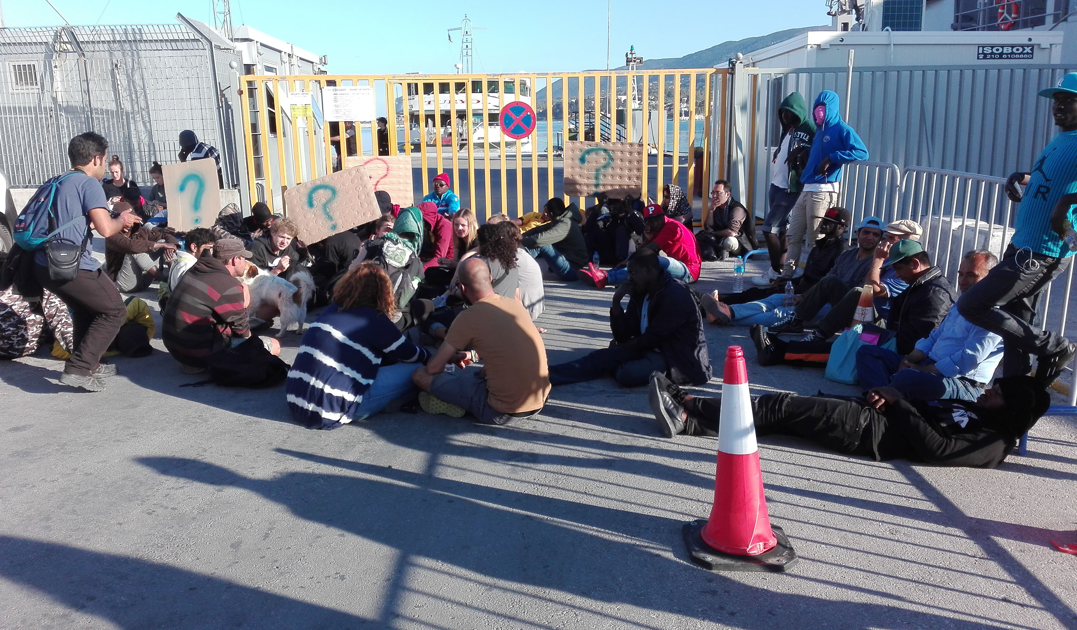 Μπλόκο προσφύγων και αλληλέγγυων στο λιμάνι της Μυτιλήνης