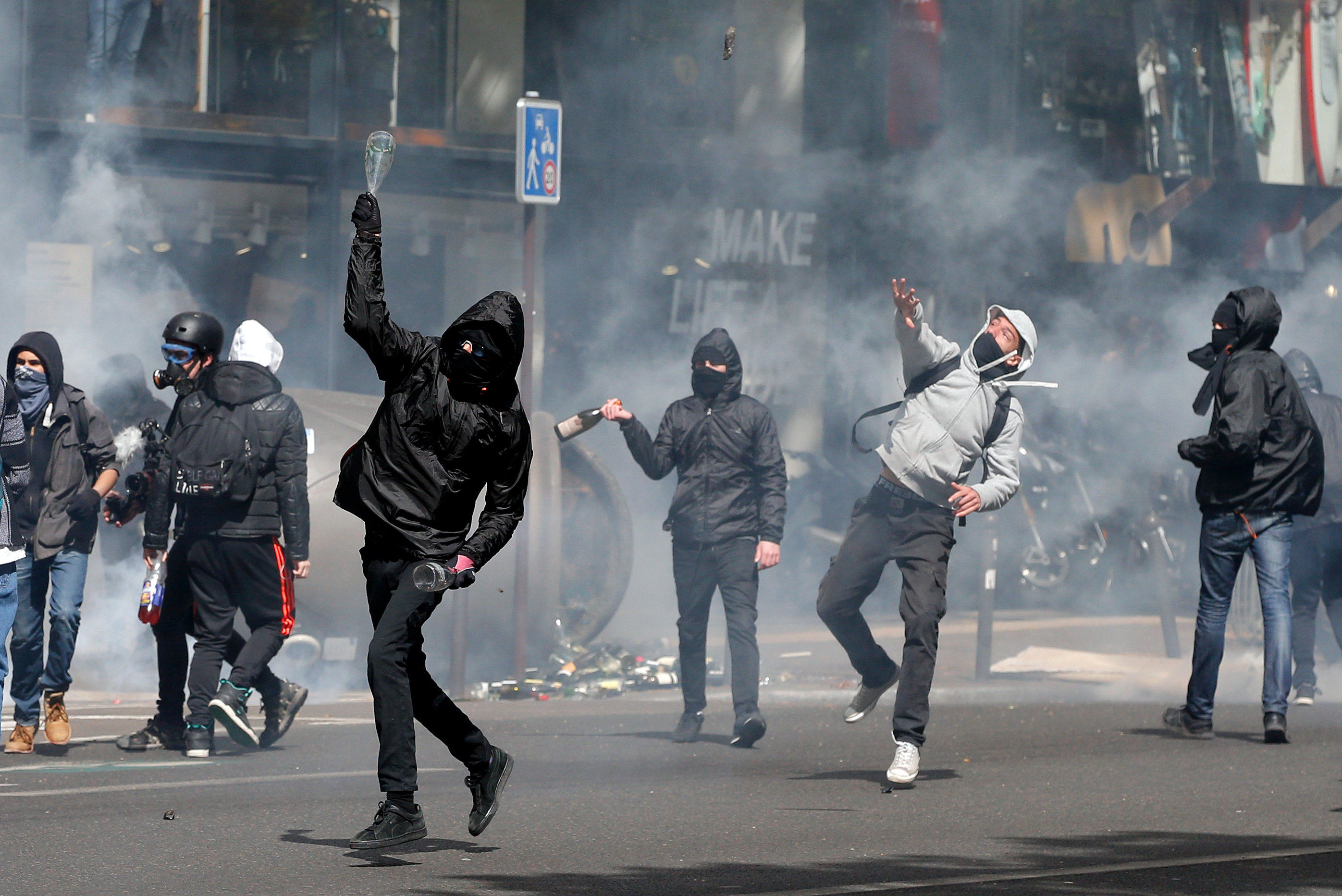 Συγκρούσεις και δακρυγόνα στο Παρίσι σε διαδήλωση κατά Λεπέν – Μακρόν
