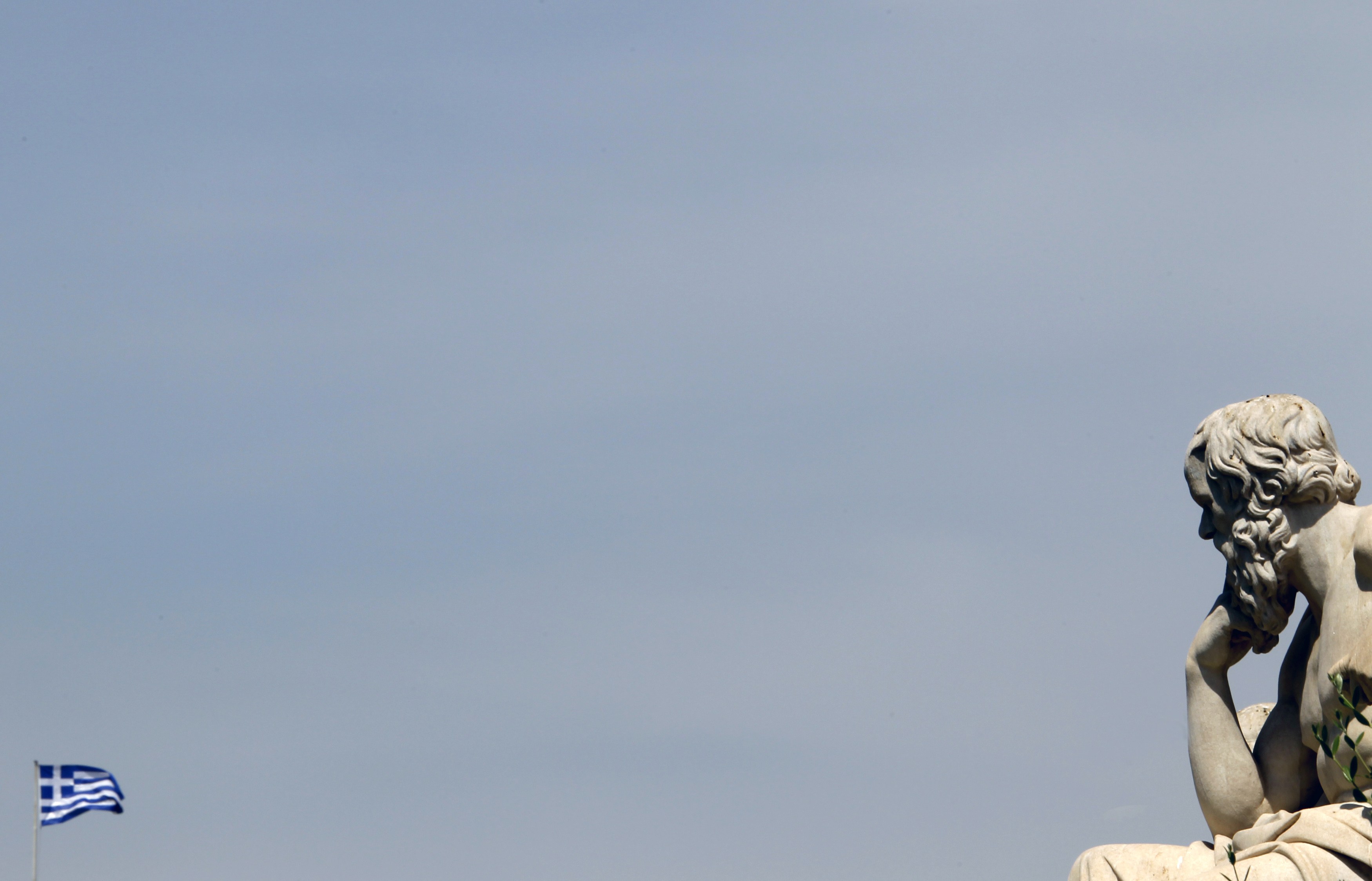 Bloomberg: Να σταματήσει η υποκρισία για το ελληνικό χρέος