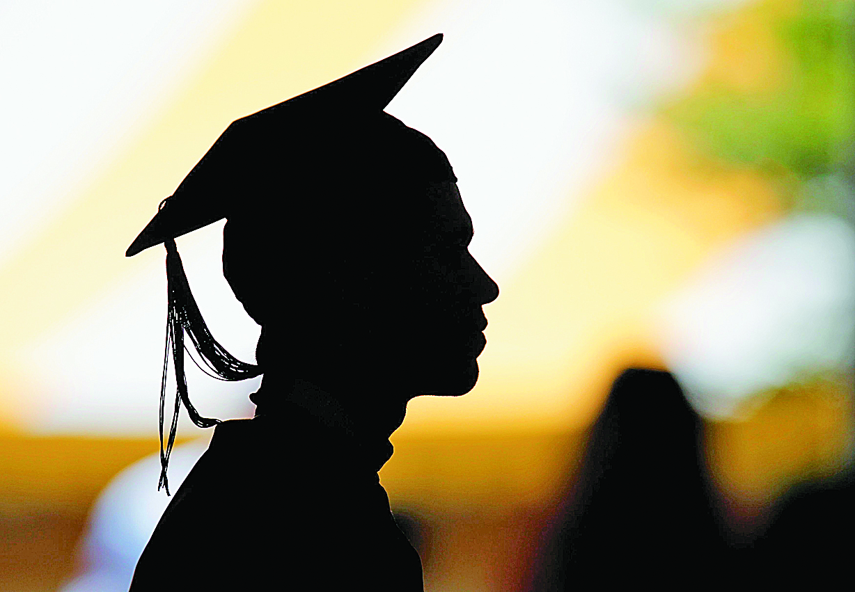 Πανεπιστήμιο ζητά από τις φοιτήτριες να φορέσουν φούστα στην αποφοίτηση