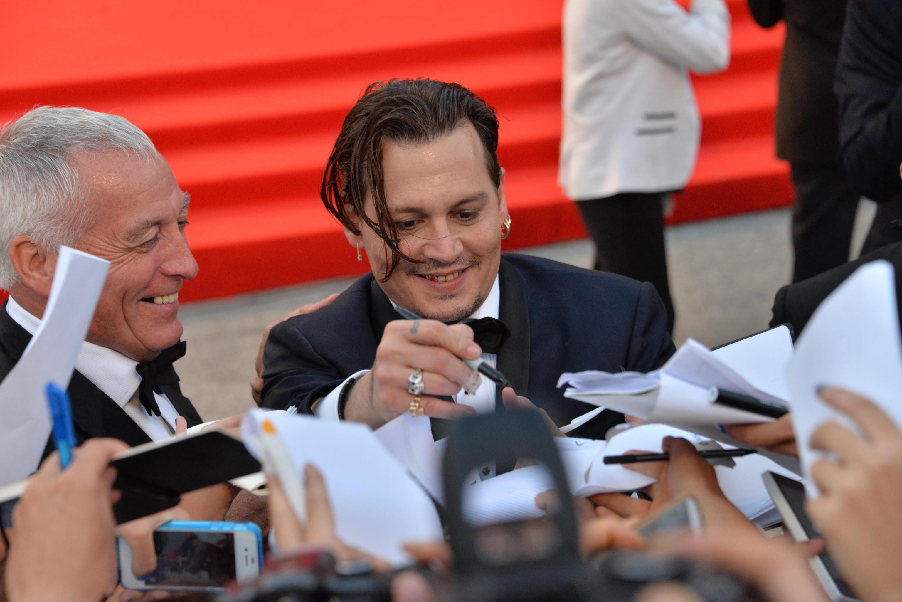 Ο Τζόνι Ντεπ «προσέλαβε κάποιον για να του διαβάζει τις ατάκες του»