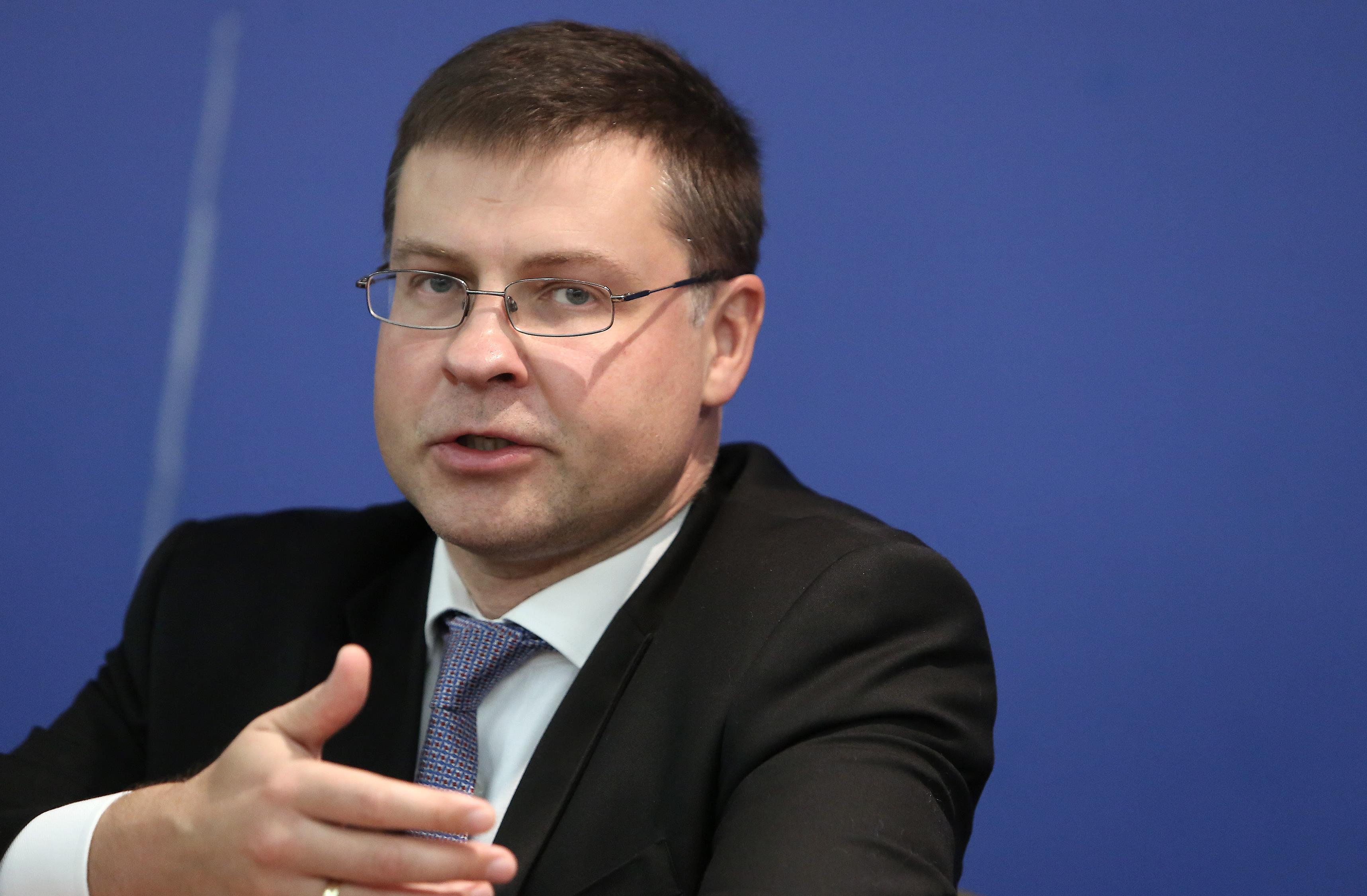 Ντομπρόβσκις: Να ευθυγραμμιστούμε με το εφικτό για το χρέος