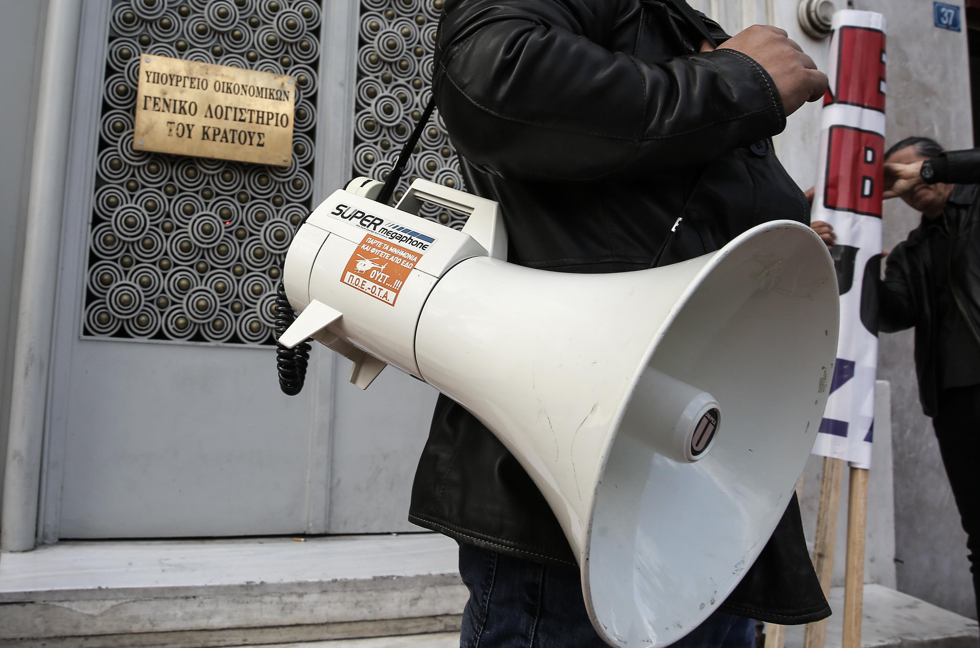 Κατάληψη από ένστολους στο γραφείο του Γ.Χουλιαράκη
