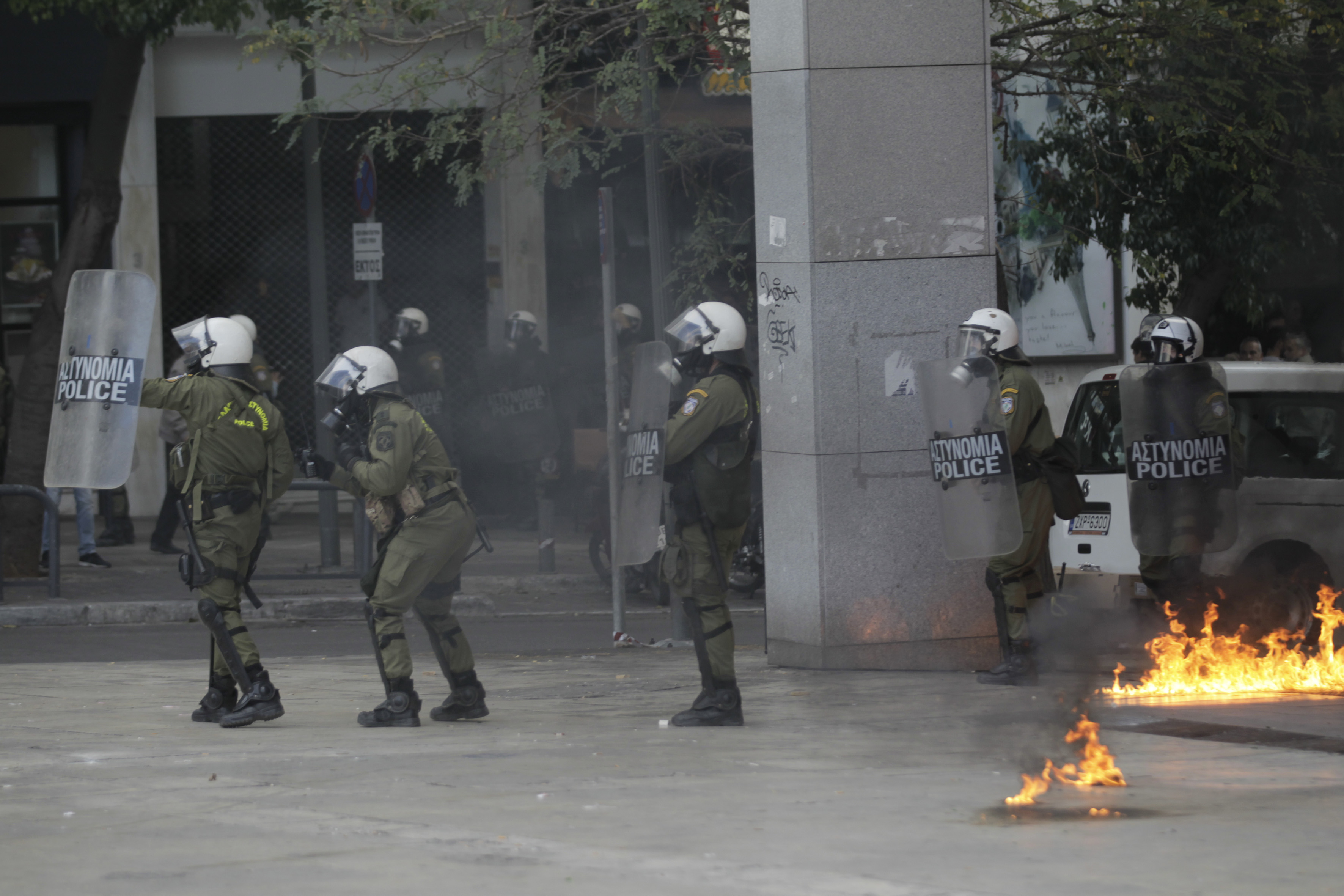 Μολότοφ στη Χ.Τρικούπη, στις φλόγες ΙΧ στου Στρέφη
