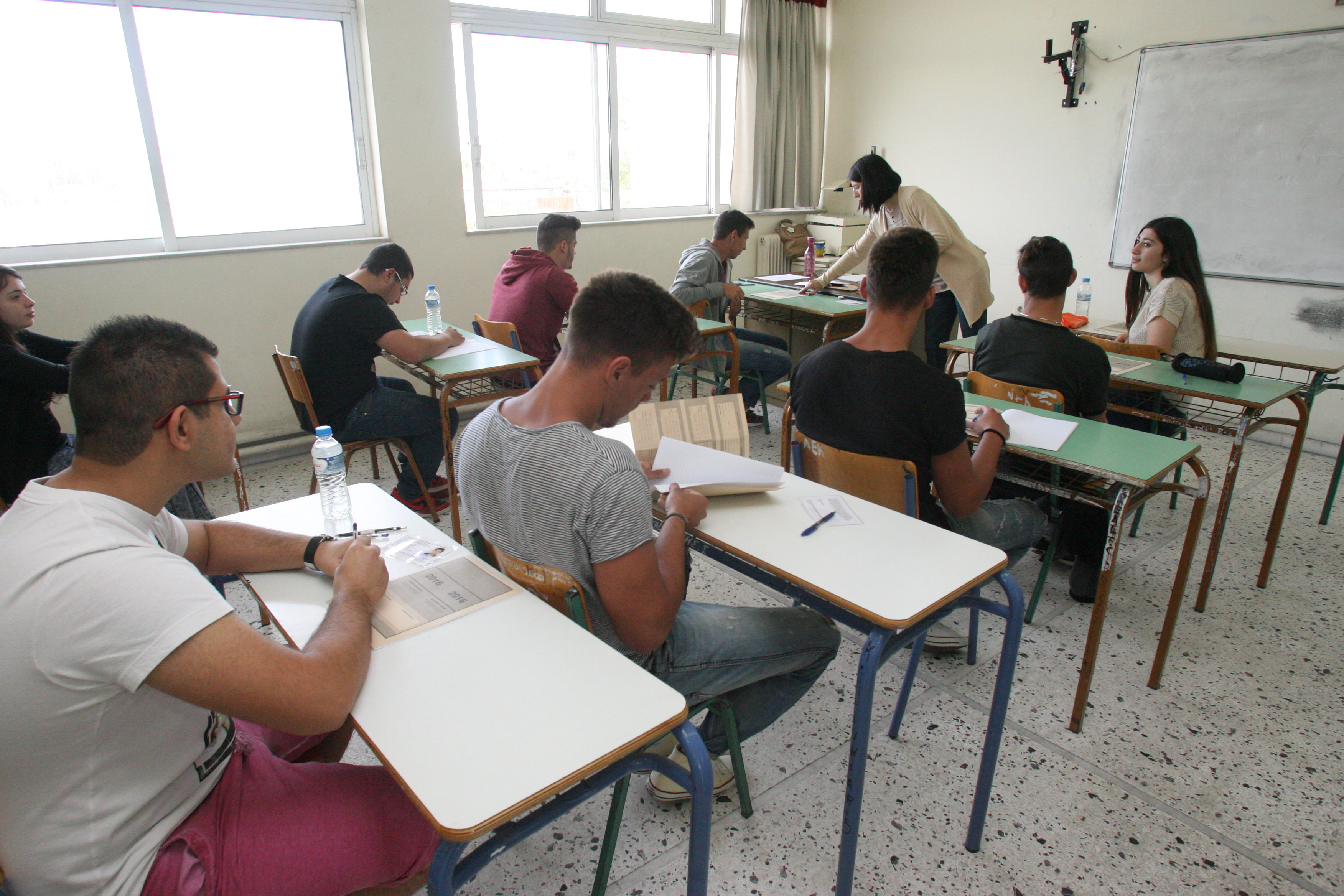 Τηλεφωνική γραμμή για υποψήφιους Πανελληνίων Εξετάσεων στην Κρήτη