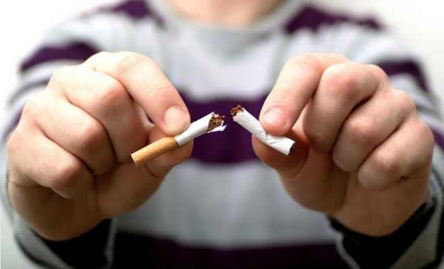 Οι φτωχότεροι καπνίζουν περισσότερο, οι εύποροι το κόβουν ευκολότερα