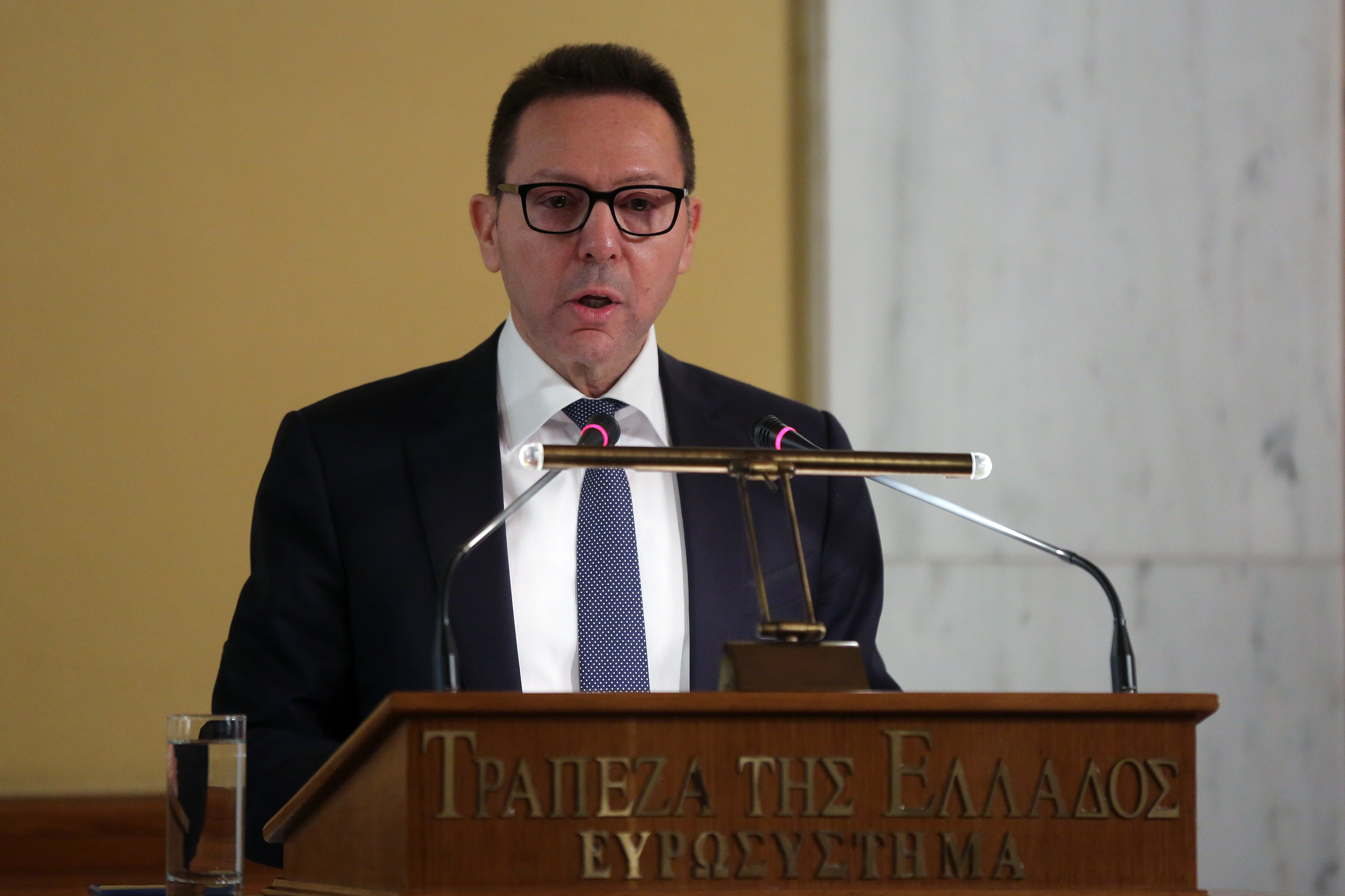 Χαλάρωση των capital controls μόνο για τις επιχειρήσεις το καλοκαίρι