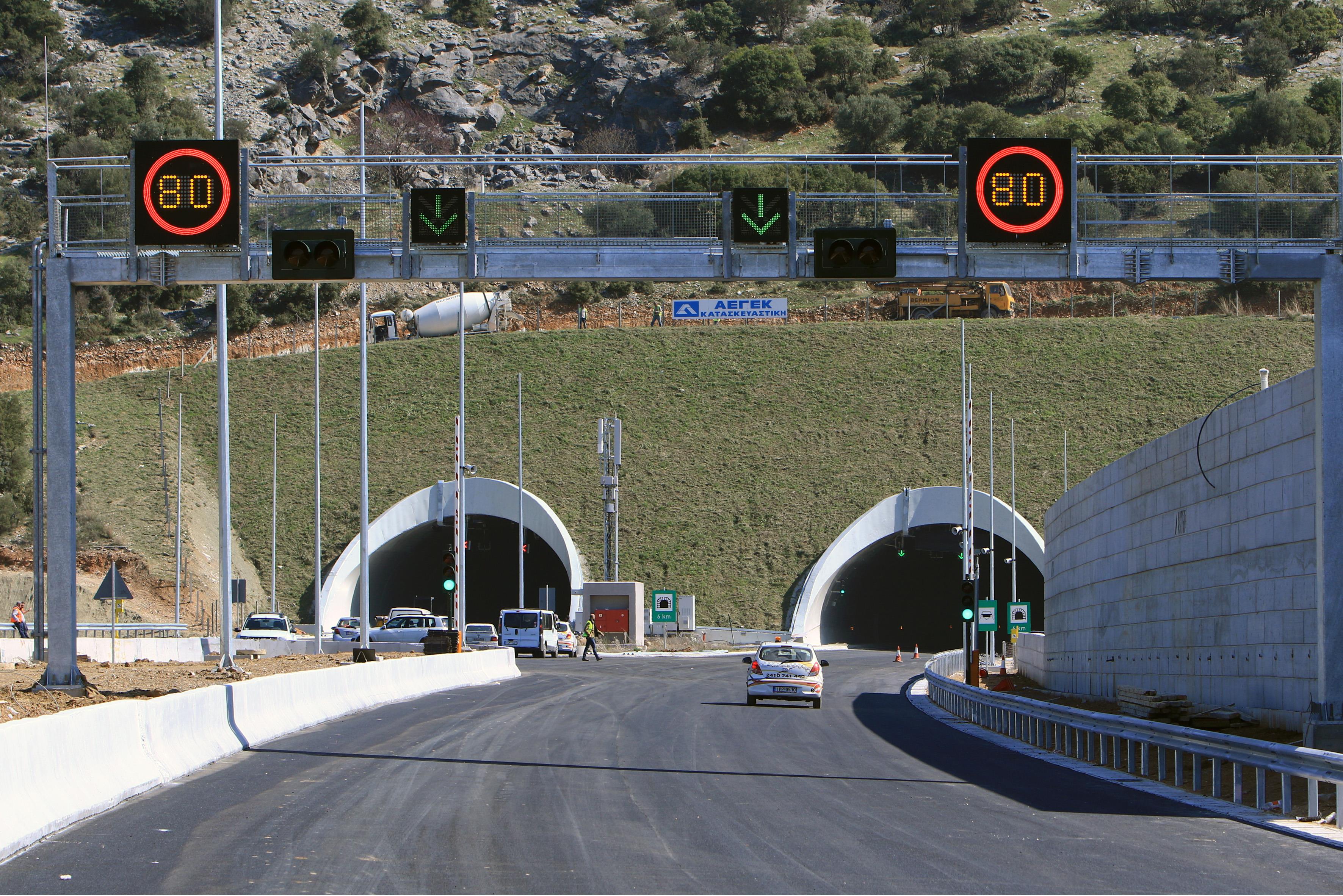 Έκλεισαν ξαφνικά οι σήραγγες στα Τέμπη