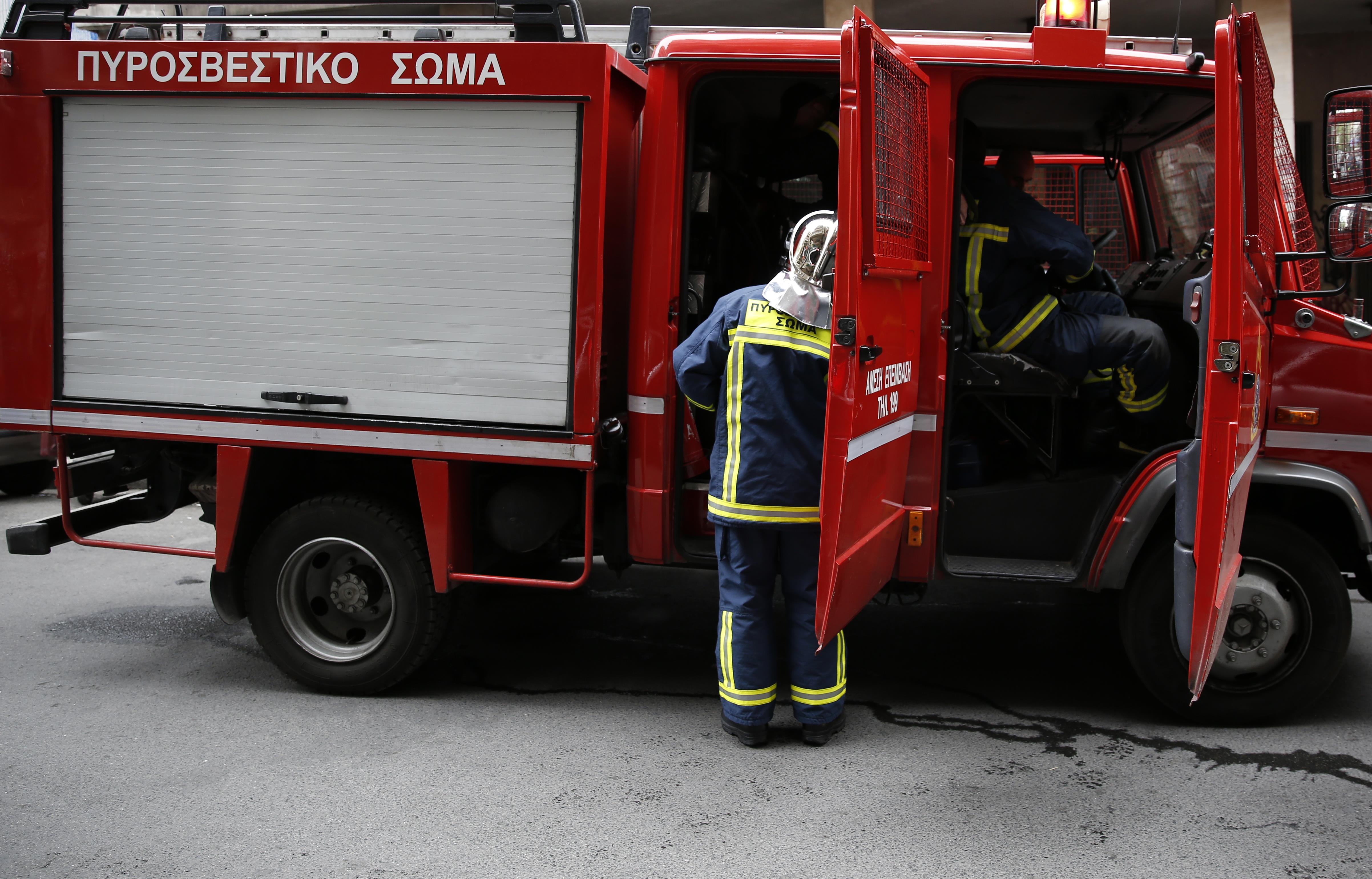 Πυρκαγιά σε προαύλιο χώρο εργοστασίου έξω από το χωριό Γέφυρα