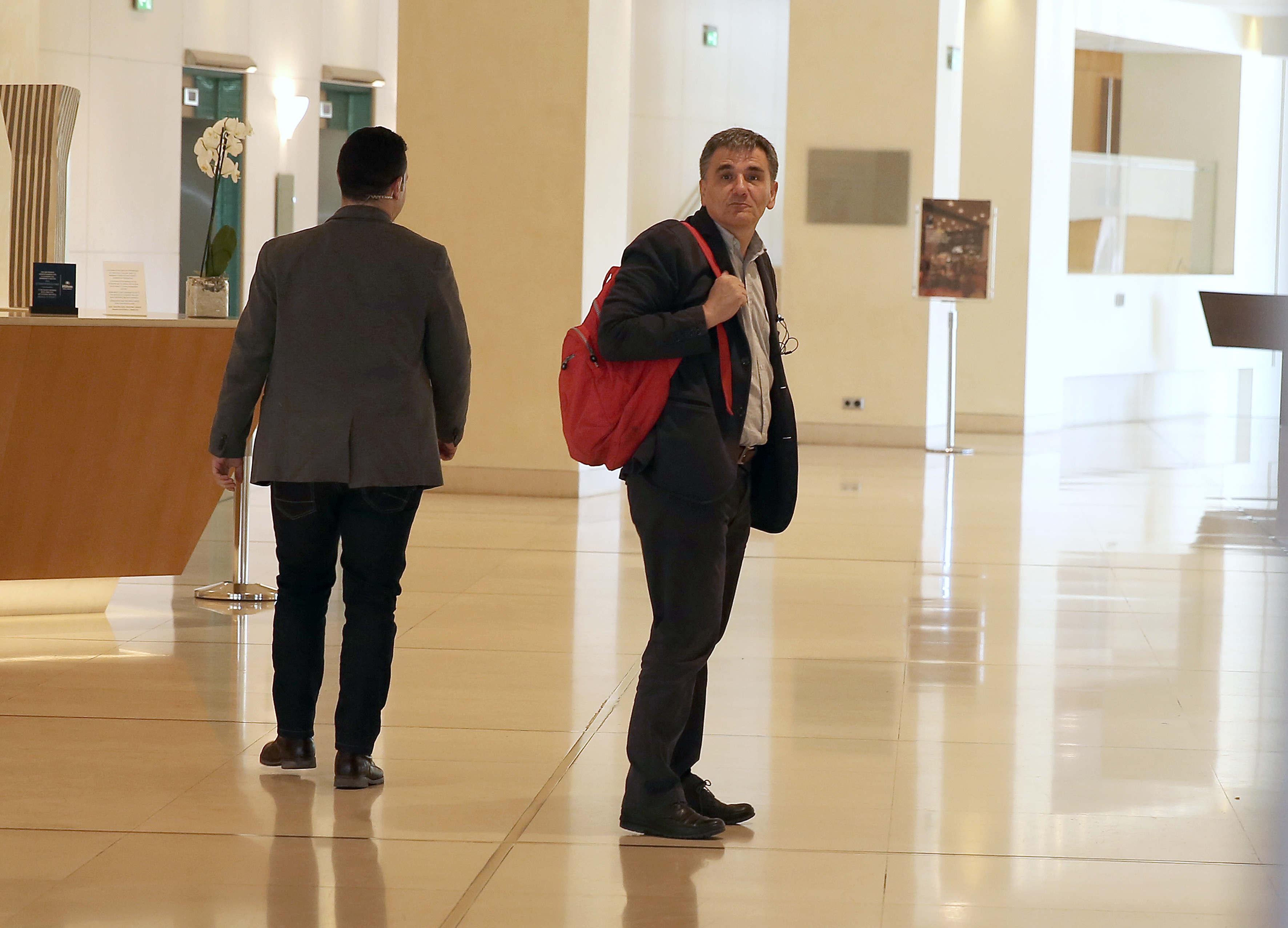 «Λευκός καπνός» στη συνάντηση με τους δανειστές, τι κόβεται και από πότε