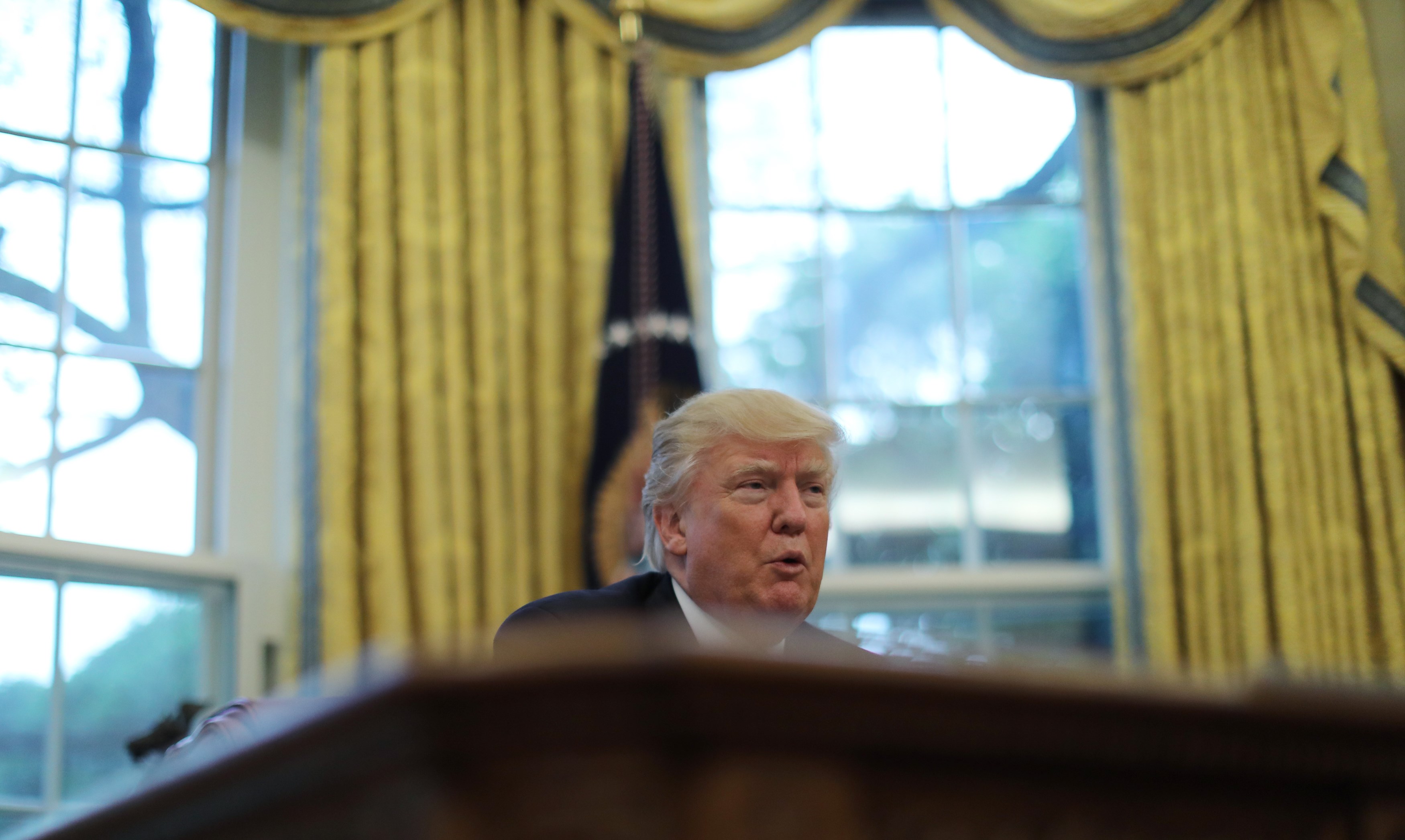 Ο Τραμπ προειδοποιεί τον Κόμεϊ να μην προχωρήσει σε διαρροές