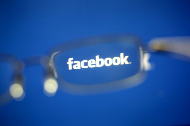 Αναβιώνουν οι φόβοι για χειραγώγηση από το Facebook