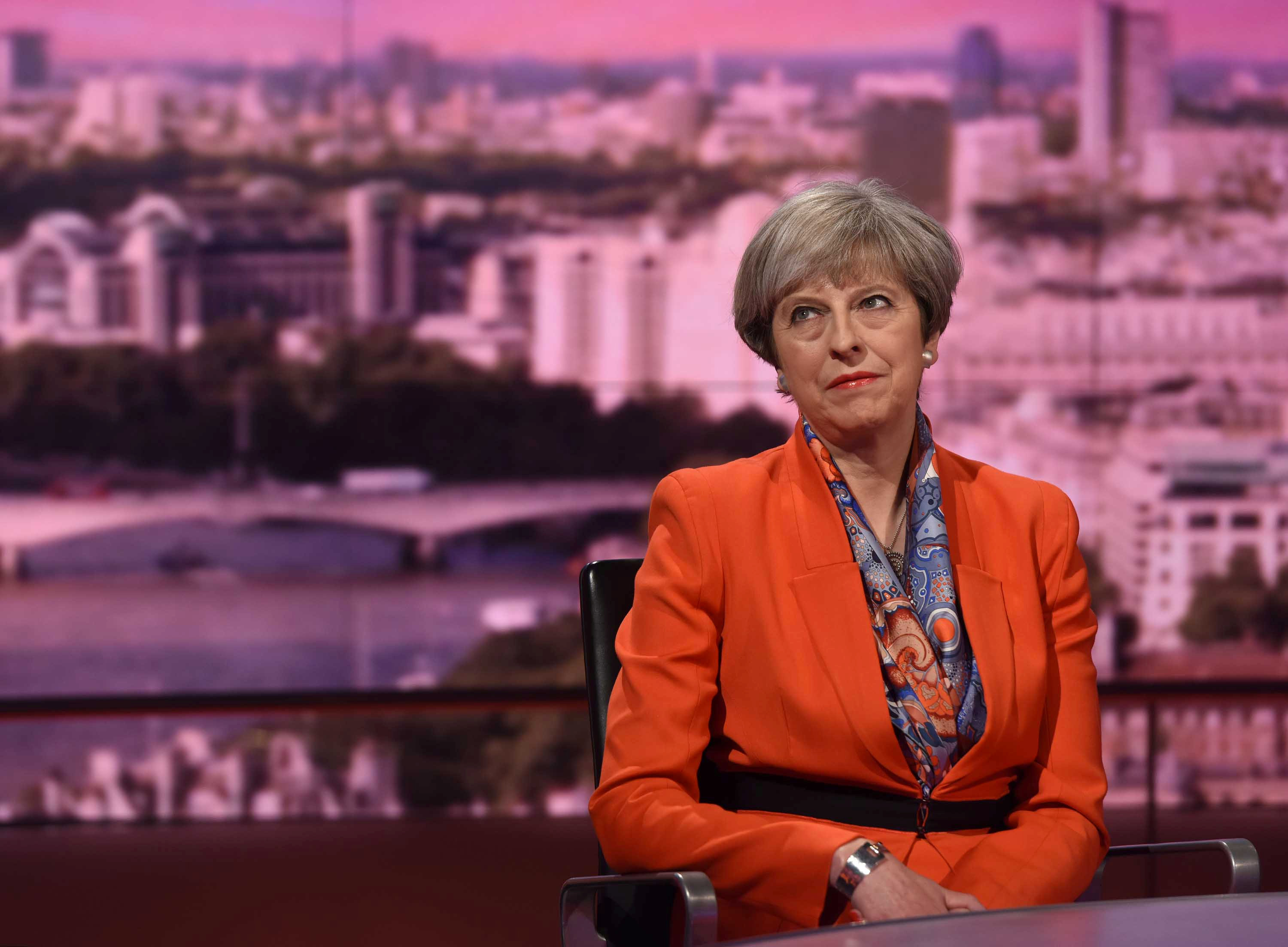 Μέι: Θα είμαι εξαιρετικά δύσκολη απέναντι στον Γιούνκερ