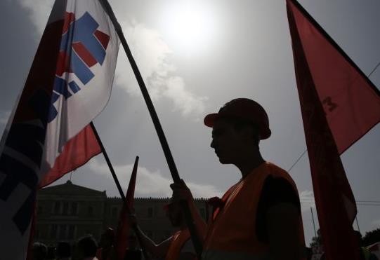 Συμβολικός αποκλεισμός στο ΥΠΟΙΚ από το ΠΑΜΕ