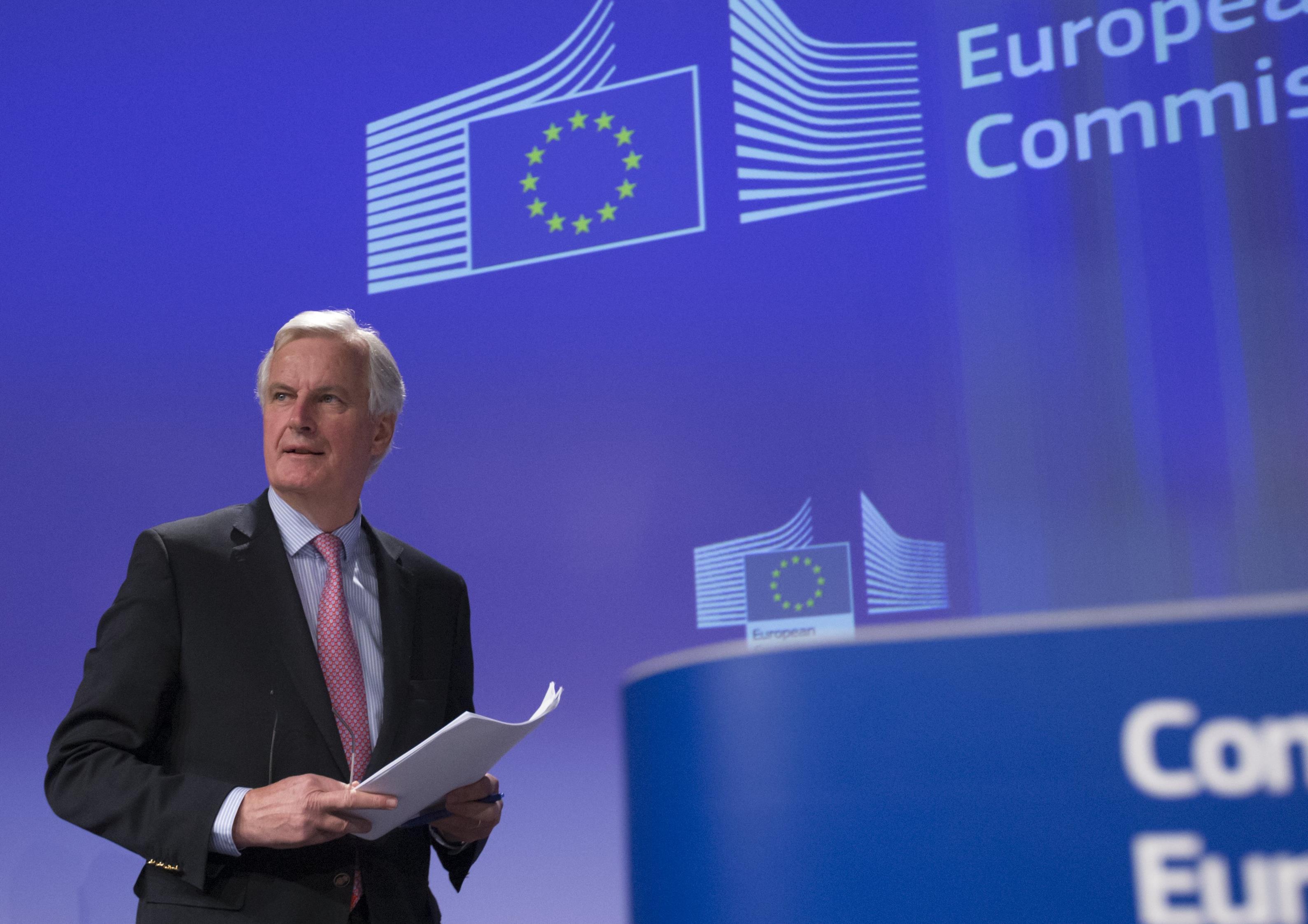 Η ΕΕ εξηγεί τη διαδικασία και προειδοποιεί το Λονδίνο για το Brexit