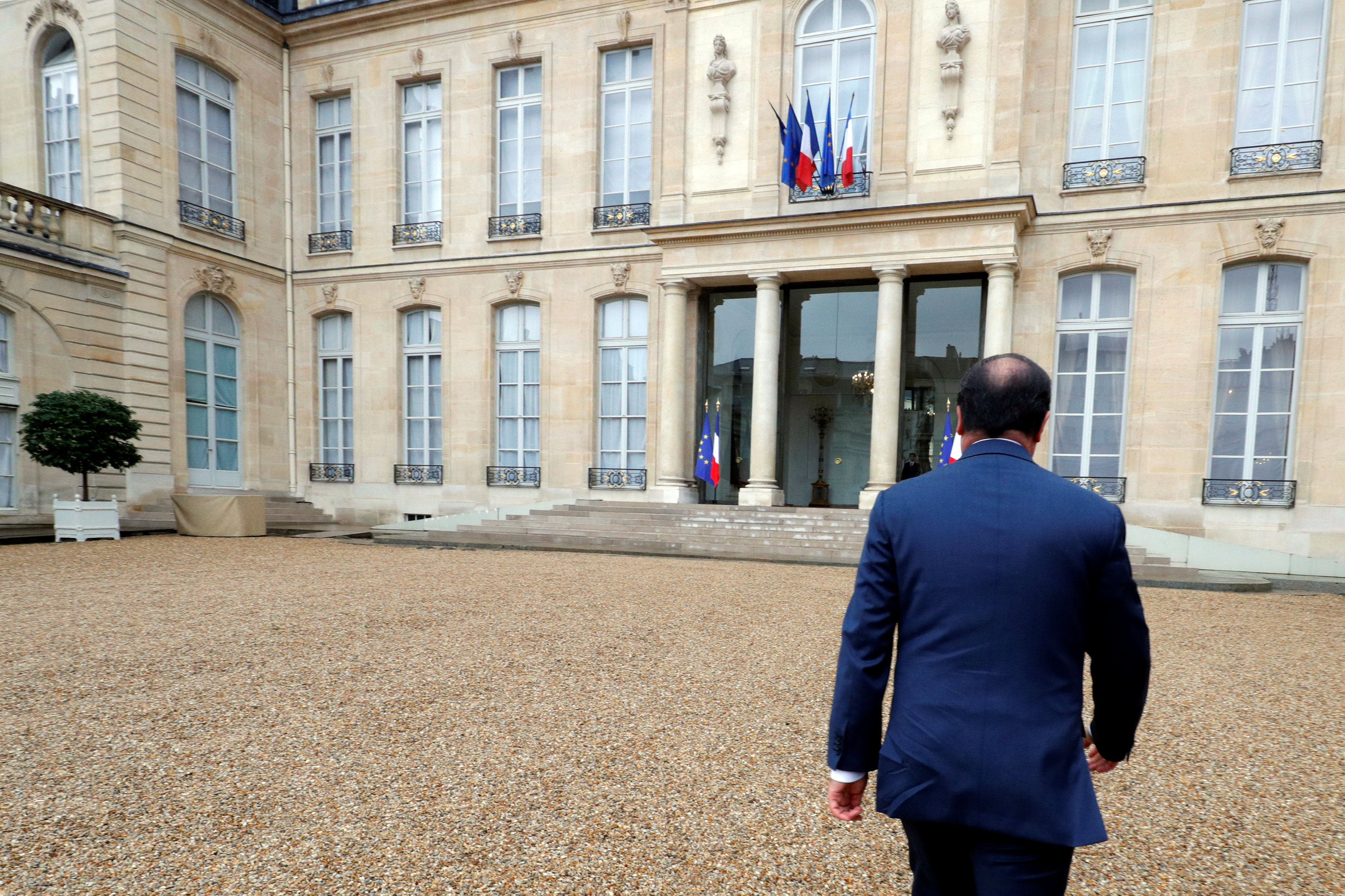 Κεραυνοί Ολάντ κατά της «ασυνάρτητης και επικίνδυνης» Λεπέν