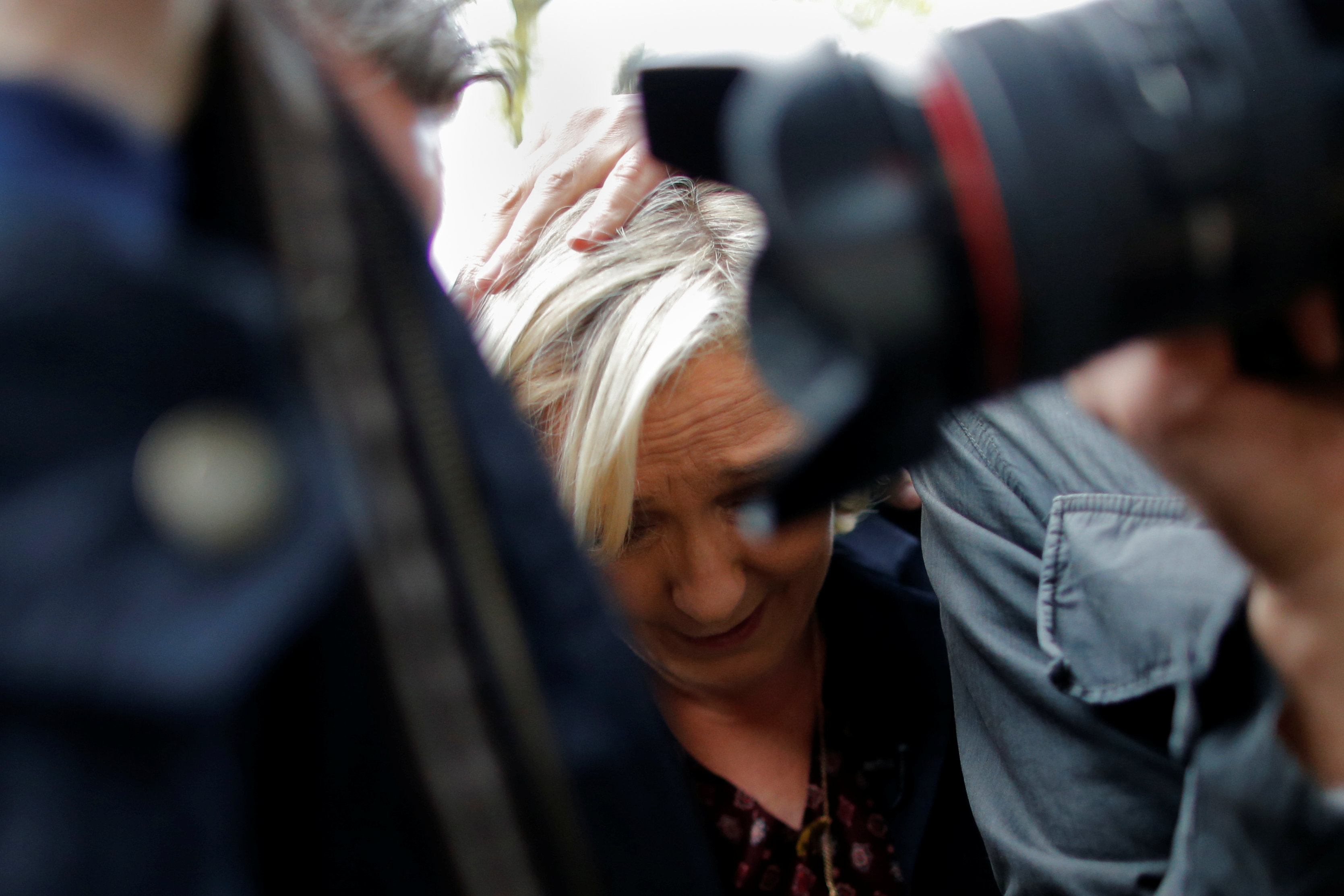 Με αυγά υποδέχθηκαν τη Λεπέν στη Βρετάνη