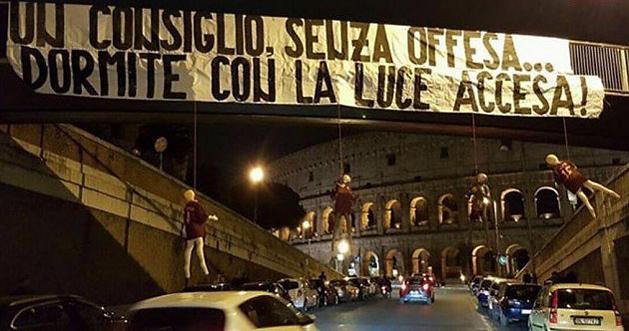 Κρεμασμένες κούκλες στο Κολοσσαίο για τους παίκτες της Ρόμα