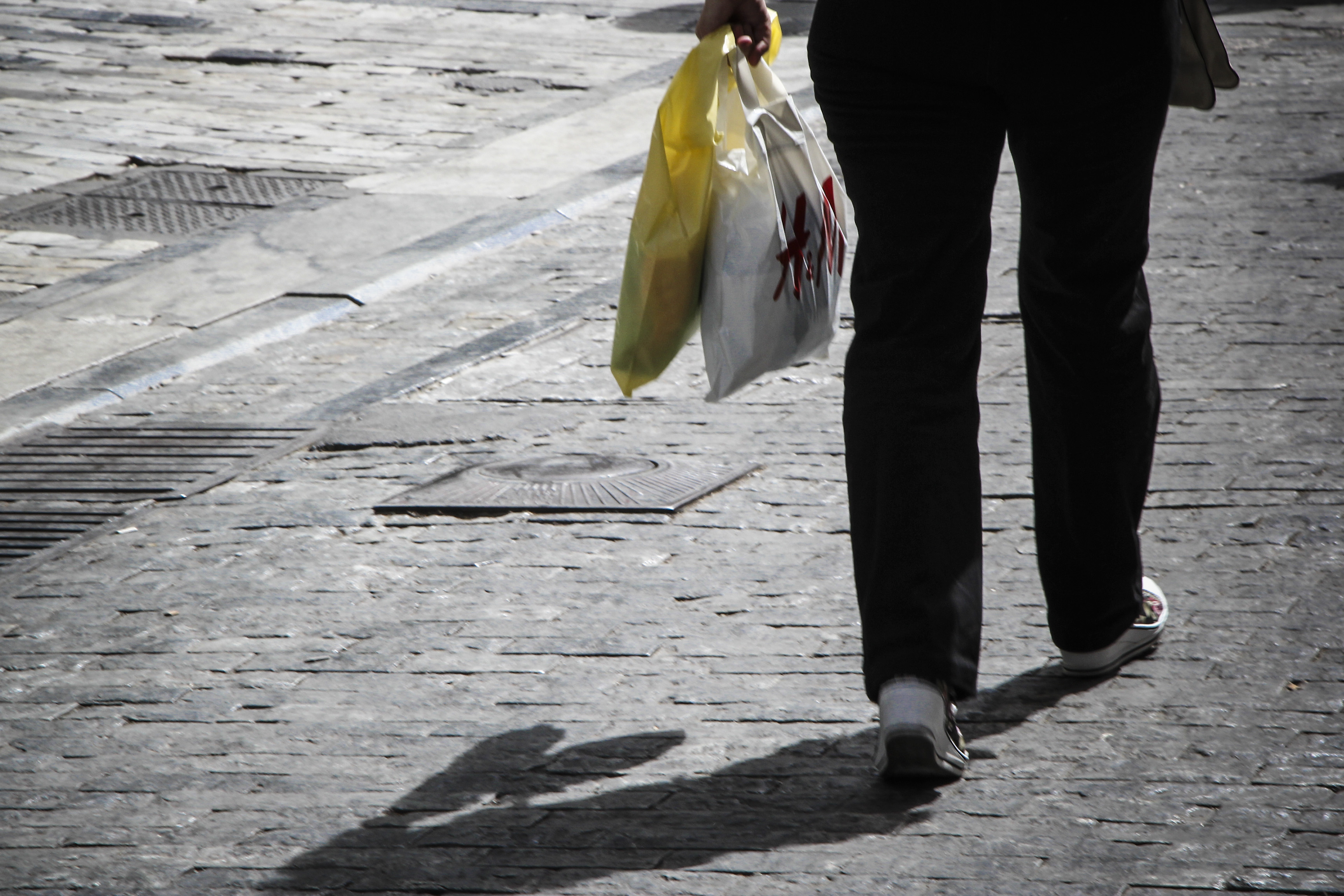 Τι προβλέπει το πολυνομοσχέδιο για την κυριακάτικη λειτουργία καταστημάτων