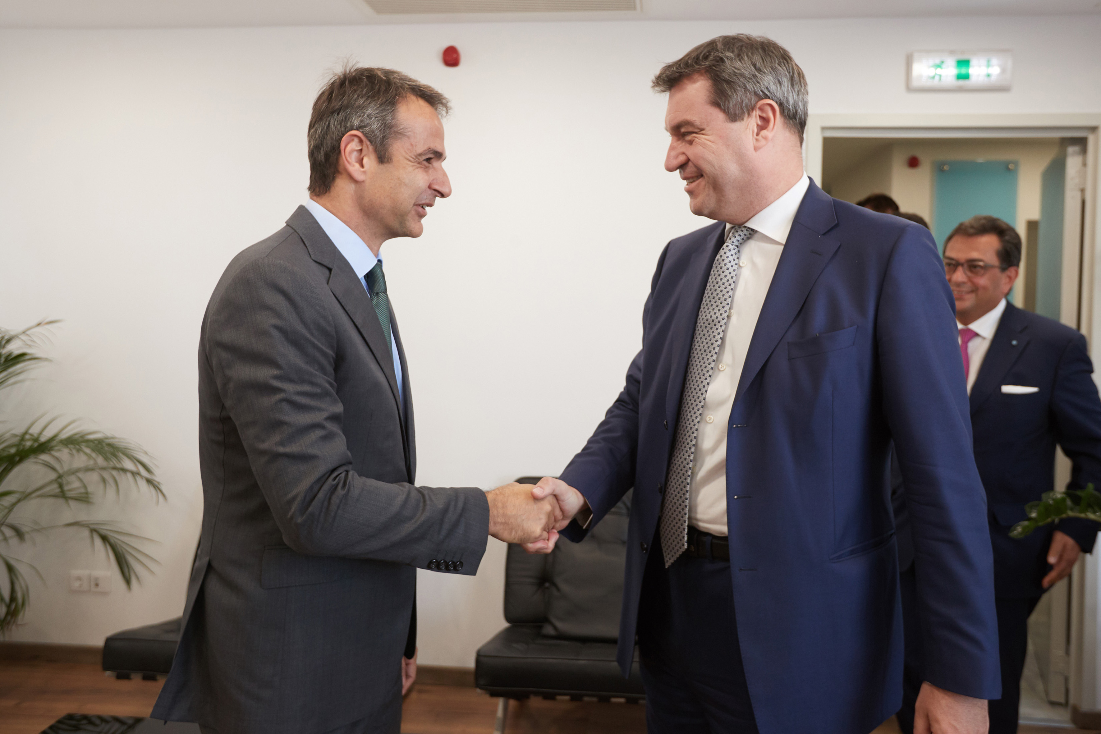 Για το οικονομικό πρόγραμμα της ΝΔ ενημέρωσε ο Μητσοτάκης τον βαυαρό ΥΠΟΙΚ