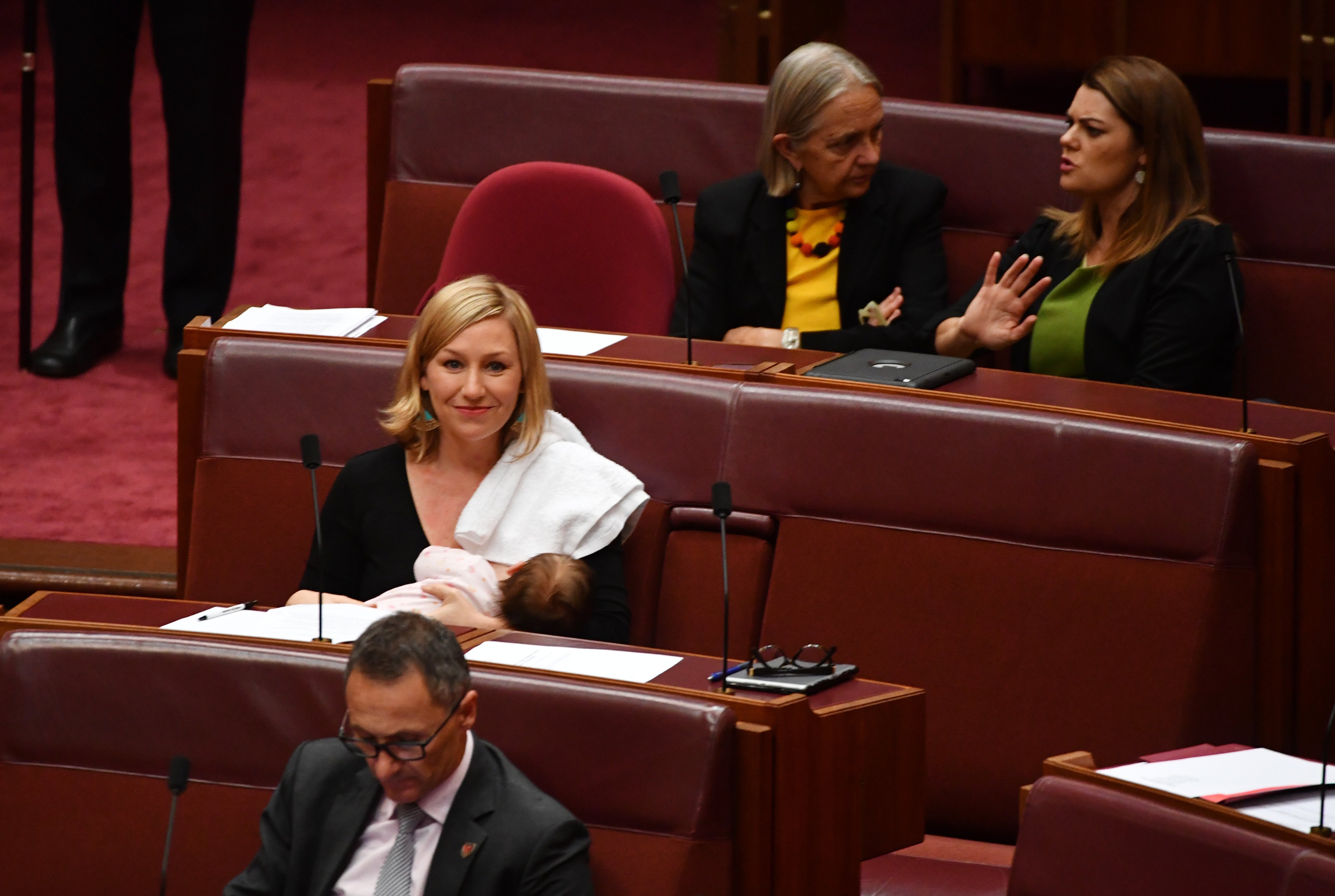 Αυστραλία: Πολιτικός θήλασε το μωρό της μέσα στη Βουλή