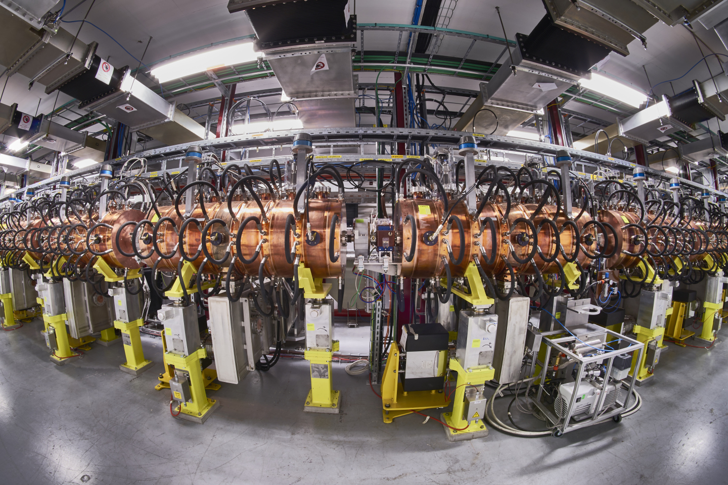 Ο νέος γραμμικός επιταχυντής του CERN έτοιμος να μπει στην πρίζα