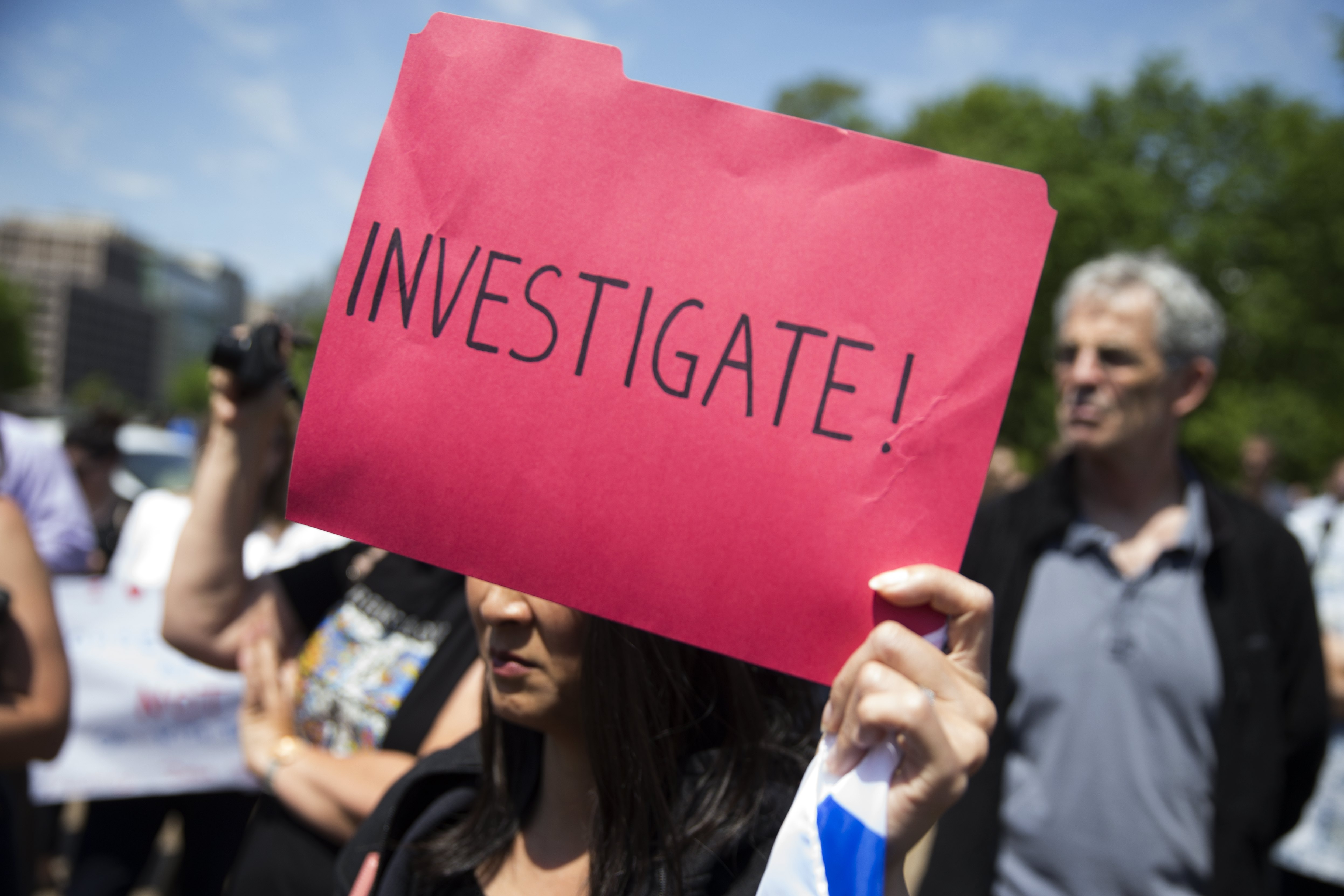 Ο διεθυντής του FBI απολύθηκε, αλλά οι αποκαλύψεις ξεκίνησαν