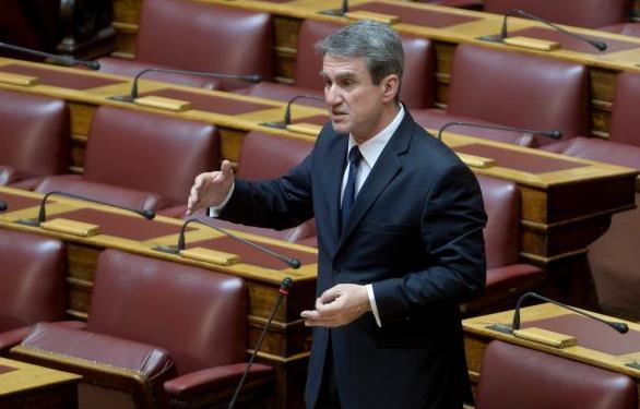 Κόντρα Τσακαλώτου-Λοβέρδου για το αφορολόγητο με αναφορές σε παντελόνια