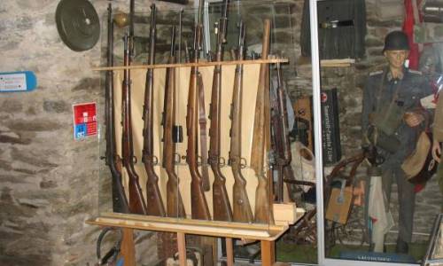 Επτά τόνοι πυρομαχικών στο σπίτι του προέδρου του… Μουσείου Ειρήνης