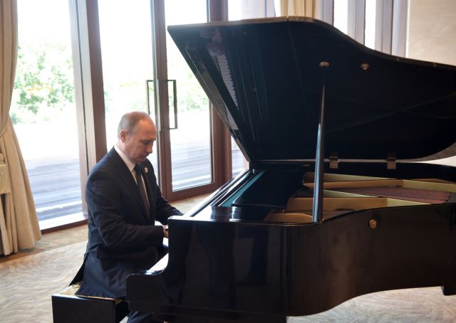 Τι έκανε ο Πούτιν περιμένοντας τον Κινέζο πρόεδρο; Έπαιξε πιάνο