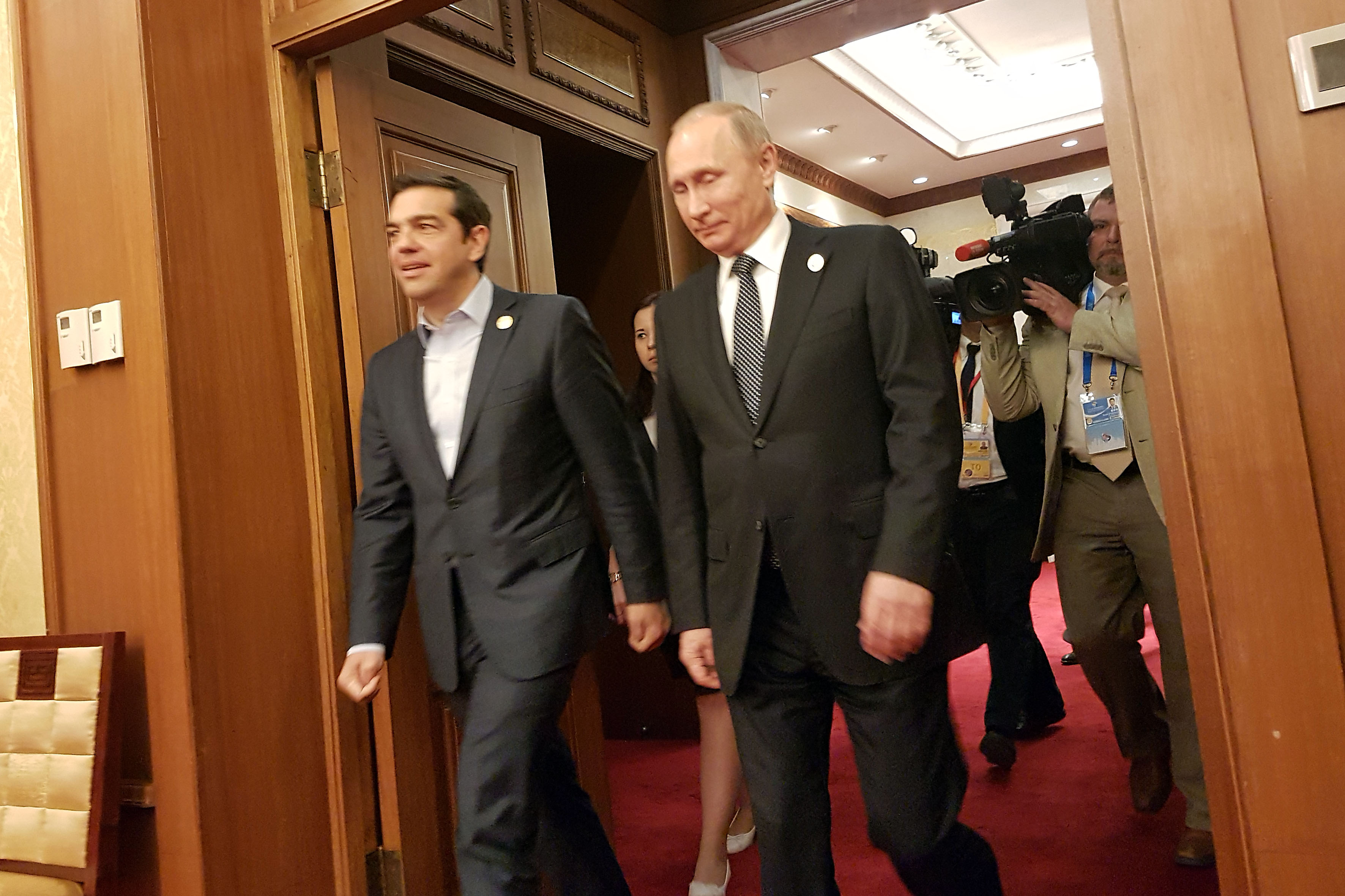 Οι διμερείς σχέσεις και οι εξελίξεις στην περιοχή στη συνάντηση Τσίπρα-Πούτιν