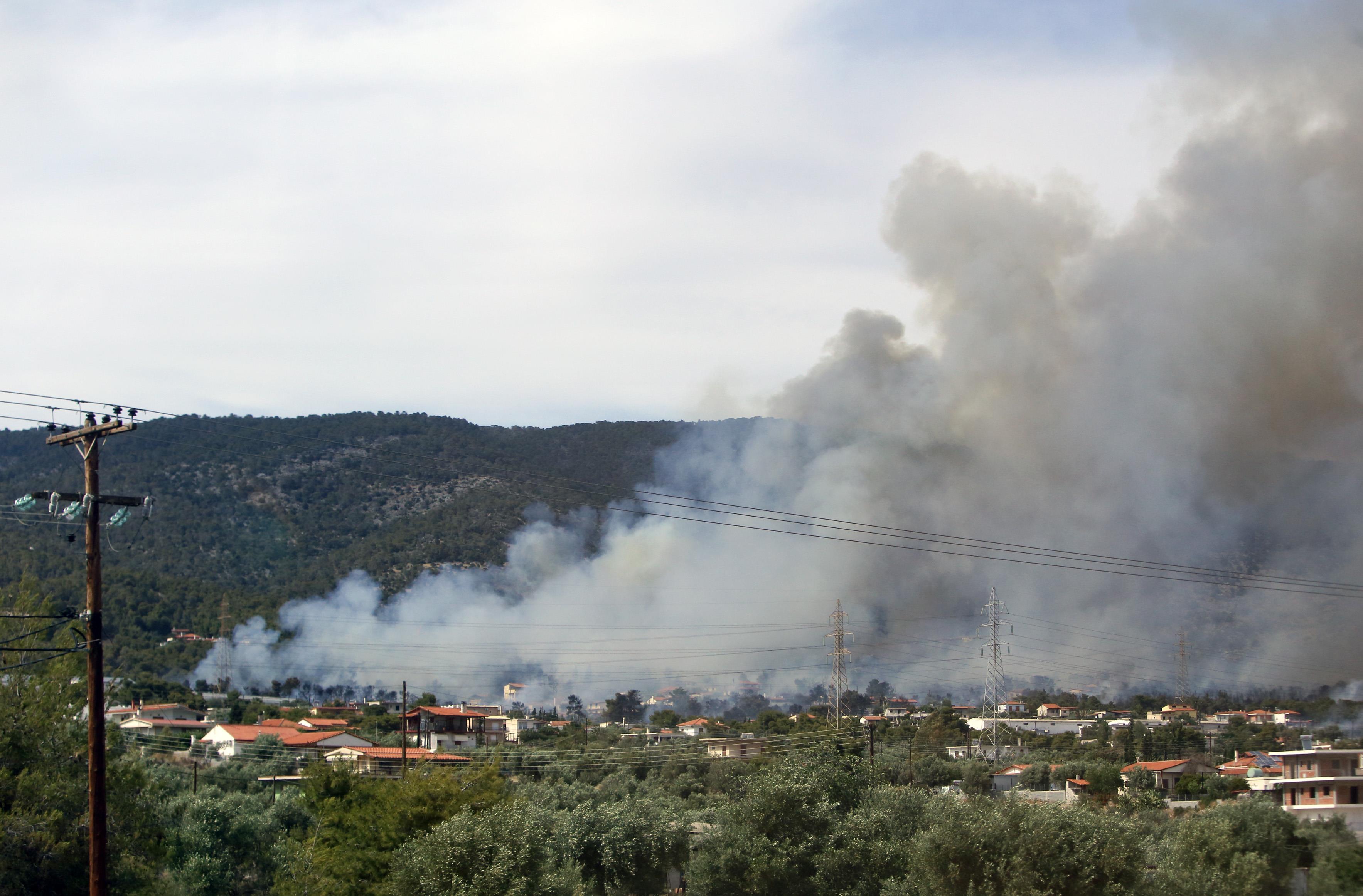 Ένας νεκρός και δύο τραυματίες από πυρκαγιά στους Αγίους Θεοδώρους