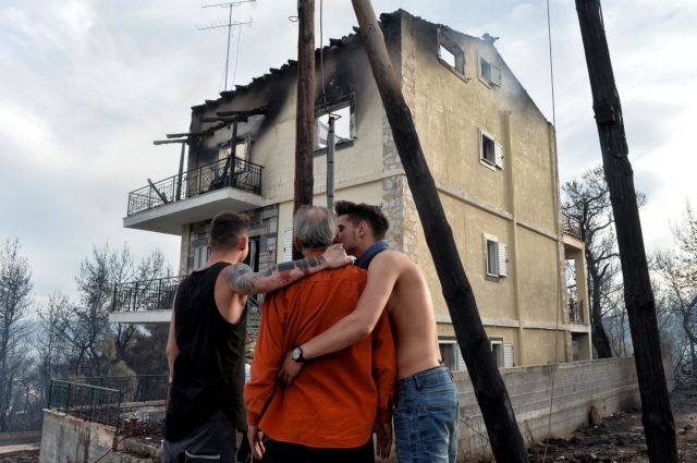Υπό μερικό έλεγχο η πυρκαγιά στους Αγίους Θεοδώρους