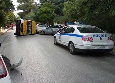 Ανατροπή άδειου σχολικού λεωφορείου στα Βριλήσσια