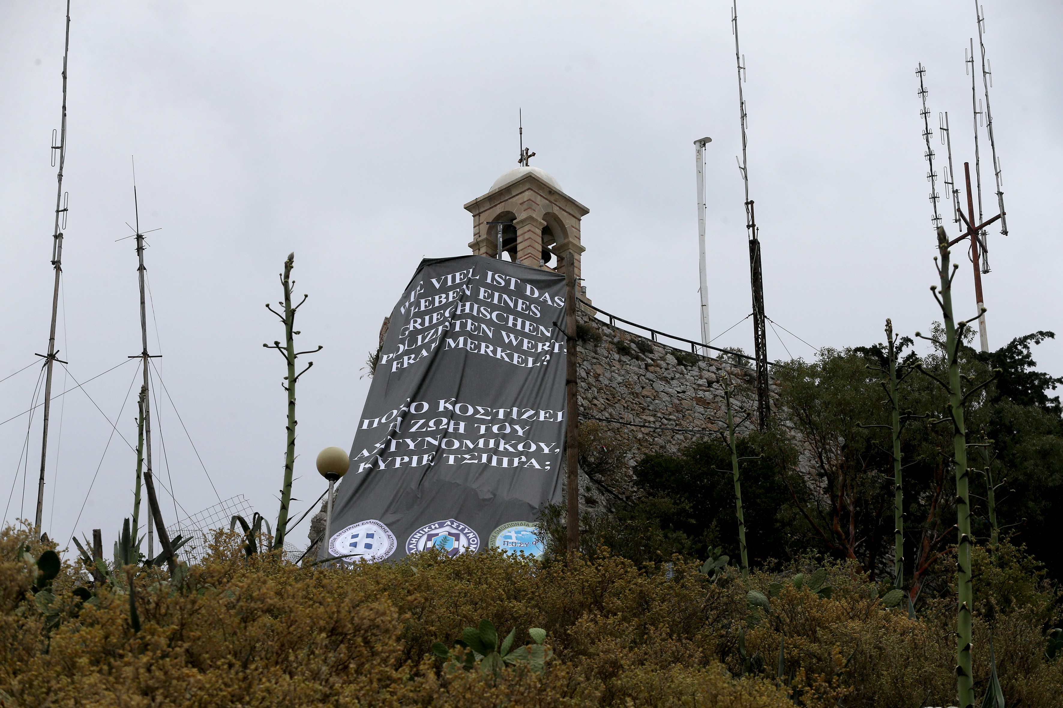 Πανό στον Λυκαβηττό κρέμασαν οι ειδικοί φρουροί