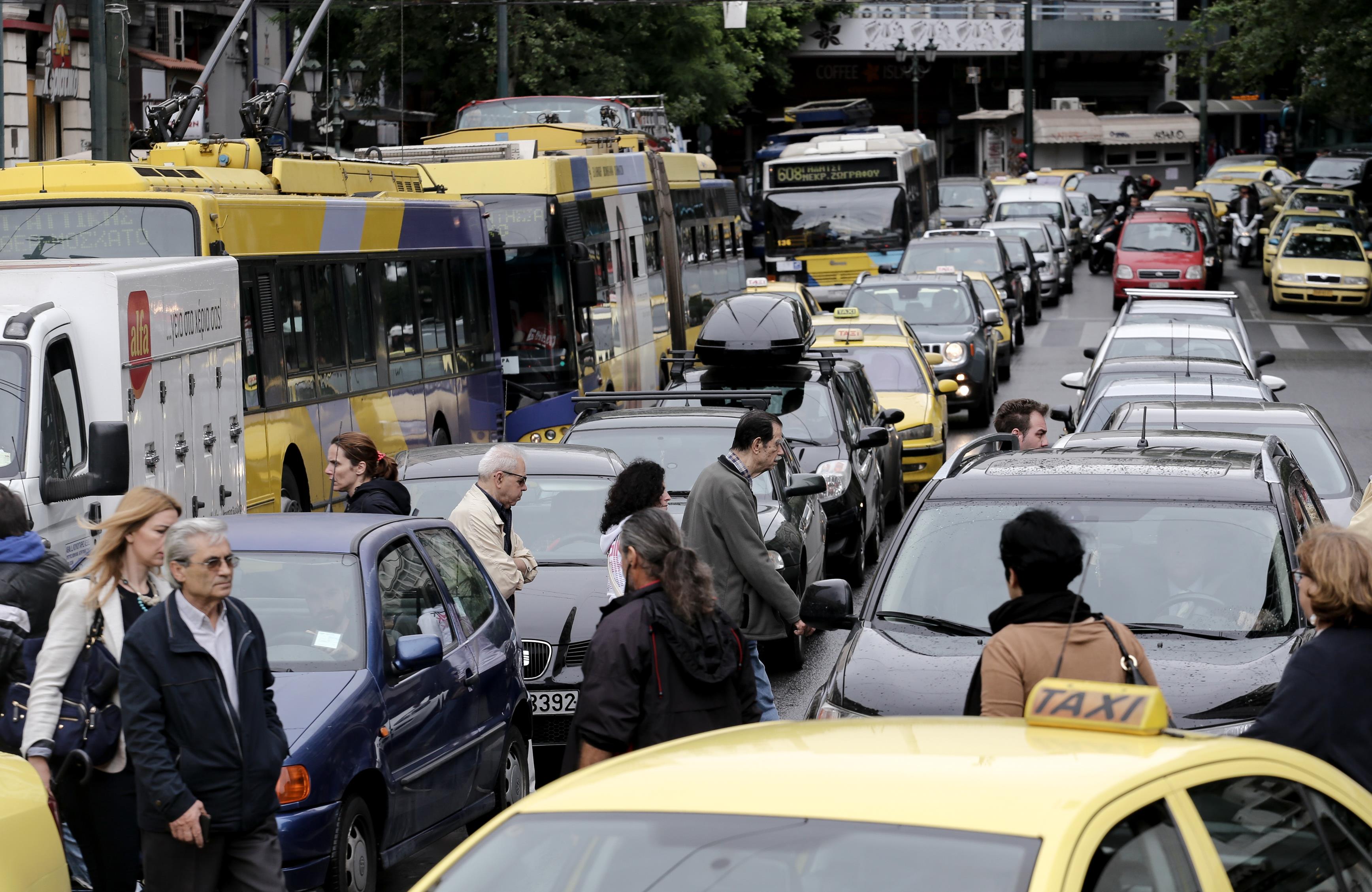 Χάος στους δρόμους της Αθήνας λόγω καιρού και πορειών