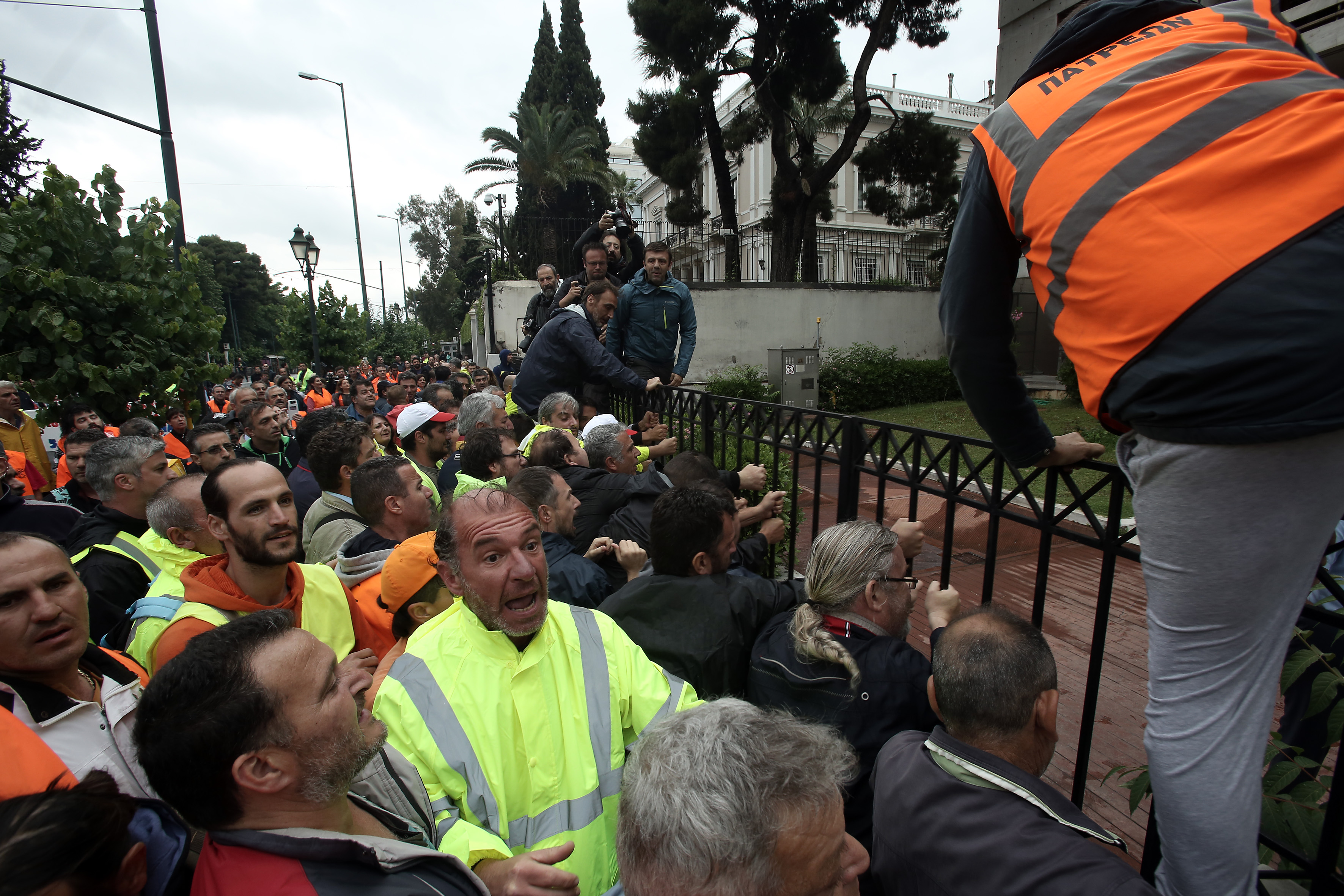 Συγκέντρωση συμβασιούχων έξω από το υπουργείο Διοικητικής Ανασυγκρότησης