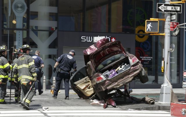 Όχημα έπεσε σε πεζούς στην Times Square, μία νεκρή