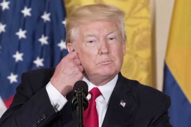 Κατρακυλά η δημοτικότητα του Ντόναλντ Τραμπ