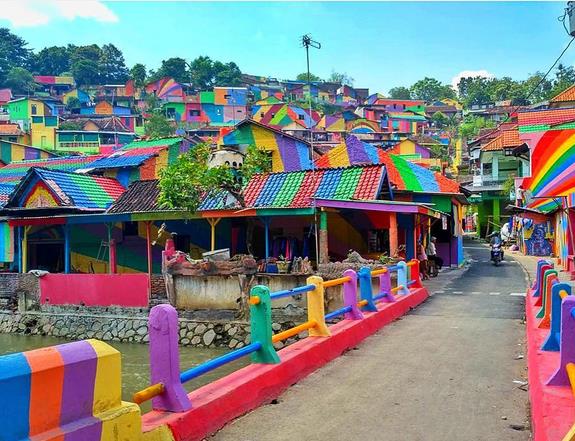Χωριό της Ινδονησίας έγινε πολύχρωμο και βγήκε από την αφάνεια