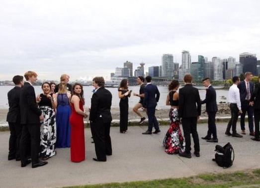 Οι μαθητές με τα κοστούμια και ο πρωθυπουργός Τριντό με το σορτσάκι