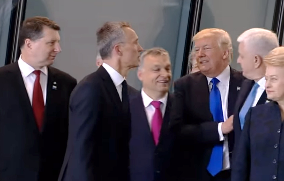 Ο Τραμπ βρίσκεται στο προσκήνιο… σπρώχνοντας