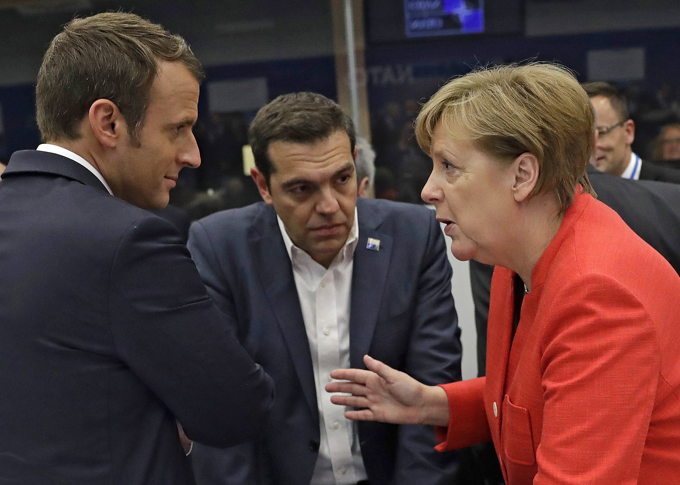 Τηλεφωνικές επαφές Τσίπρα με Μέρκελ, Μακρόν, Τουσκ για το χρέος