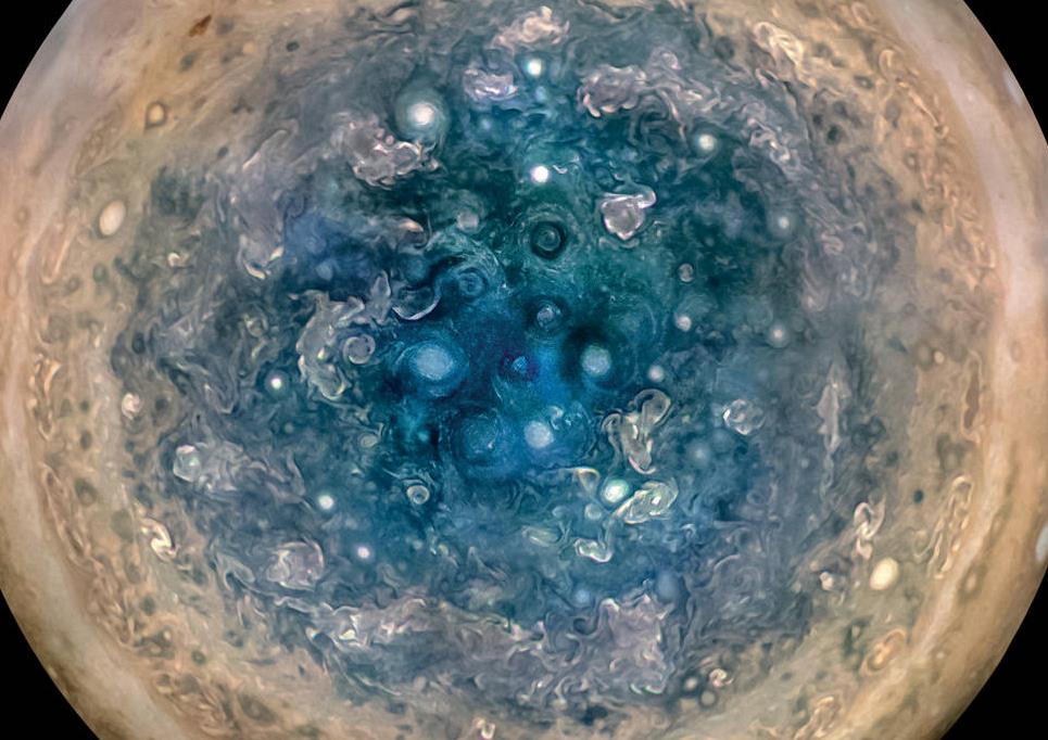 Το Juno της NASA βλέπει κάτω από τα ταραγμένα νέφη του Δία