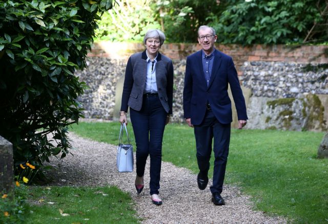 Ανοίγει πάλι η ψαλίδα υπέρ των Συντηρητικών στη Βρετανία